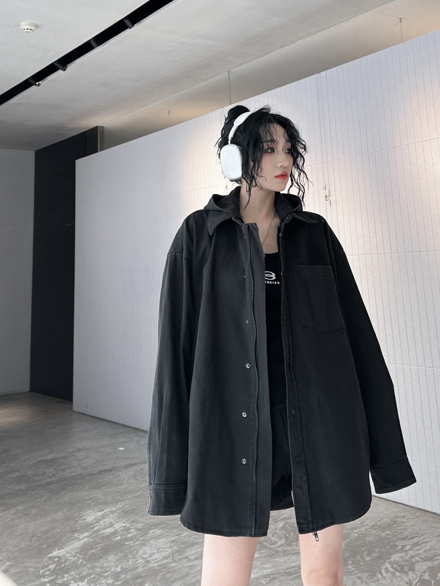 NO:298225,NEW｜New denim jacket, pure cotton denim fabric, full of deconstruction and splicing design, simple and versatile hooded version, retro and fashionable, loose style for men and women, size Sml [Washing instructions, denim, recommended to wash with gentle force, use warm water or cold water below 30℃, the dark and light colors are separated when washing, and it is not suitable to be exposed to the sun],, jackets & coats, hats, alexander wang19860909NEW｜新款牛仔外套,纯棉牛仔面料,解构拼接设计感十足,连帽版型简约百搭,做旧水洗工艺复古时尚,宽松版型男女同款,尺码Sml ［洗涤须知牛仔,建议手洗,力度轻柔,使用30℃以下温水或冷水洗涤,洗涤时深浅颜色分开,不宜暴晒］,,jackets & coats,hats,alexander wang,Women's clothing