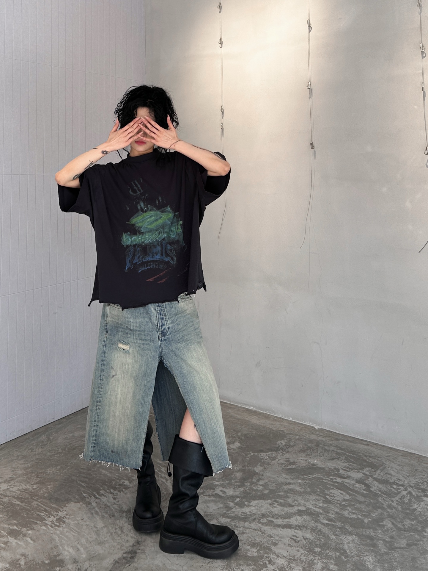 NO:308836,NEW｜New T-shirt, frosted cotton fabric, breathable, comfortable and soft, fixed-dye violet contrasting fabric, super high restoration, irregular cut design on the hem, full of wasteland flavor, loose style, same style for men and women, size Sml, tees, t-shirt, alexander wang19860909NEW｜新款t恤,磨毛棉面料透气舒适手感柔软,定染紫罗兰撞色面料,还原度超高,下摆不规则割破设计,废土味十足,宽松版型男女同款,尺码Sml,,tees，t-shirt,alexander wang,Women's clothing