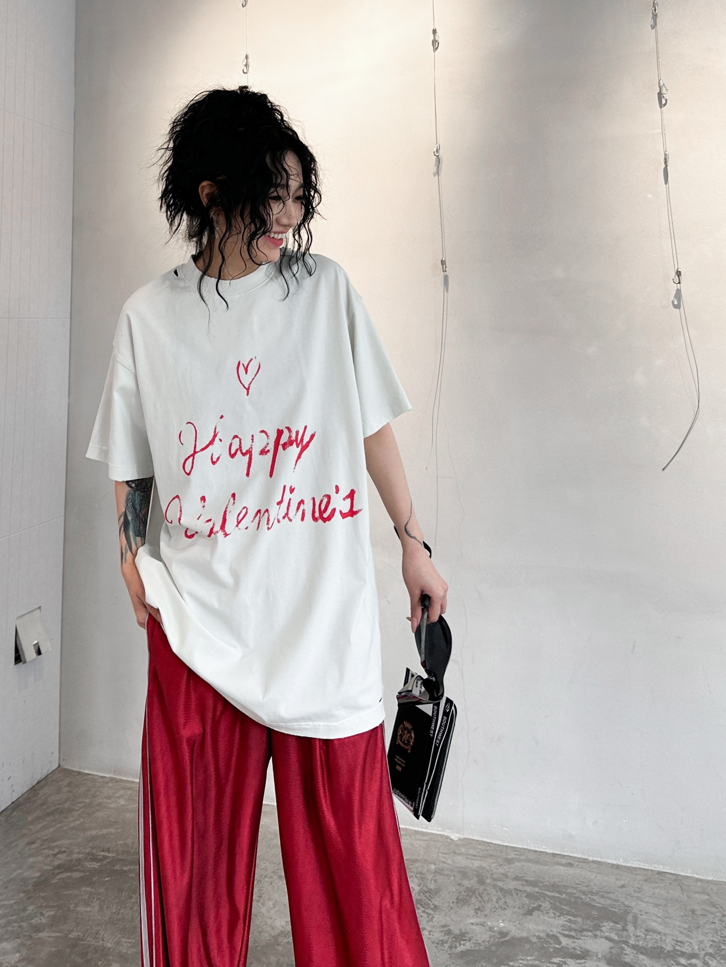 NO:316349,NEW｜Valentine's Day limited t-shirt, pure cotton fabric, soft and comfortable upper body, aging and abrasive treatment, full of acrylic graffiti design, two-pin reinforcement on the neckline, machine washing and not easy to deform, loose style for men and women, size SML, tees, t-shirt, alexander wang19860909NEW｜情人節限定t恤,纯棉面料,手感柔软上身舒适,整身做旧磨破处理,丙烯涂鸦设计感十足,领口二本针加固机洗不易变形,宽松版型男女同款,尺码SML,,tees，t-shirt,alexander wang,Women's clothing