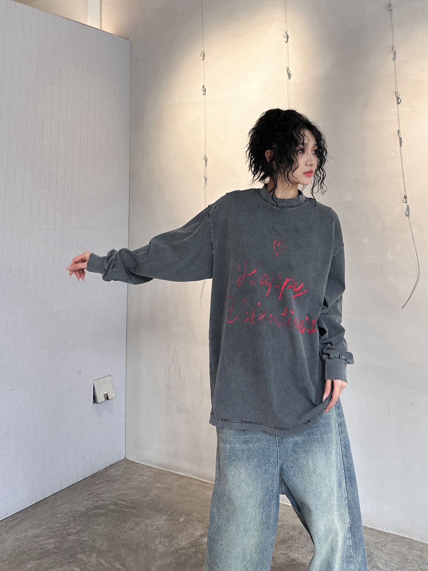 NO:307270,NEW｜Valentine's Day limited t-shirt, pure cotton fabric, soft and comfortable upper body, aging and abrasive treatment, full of acrylic graffiti design, two-pin reinforcement on the neckline, machine washing and not easy to deform, loose style for men and women, size SML, tees, t-shirt, alexander wang19860909NEW｜情人節限定t恤,纯棉面料,手感柔软上身舒适,整身做旧磨破处理,丙烯涂鸦设计感十足,领口二本针加固机洗不易变形,宽松版型男女同款,尺码SML,,tees，t-shirt,alexander wang,Women's clothing