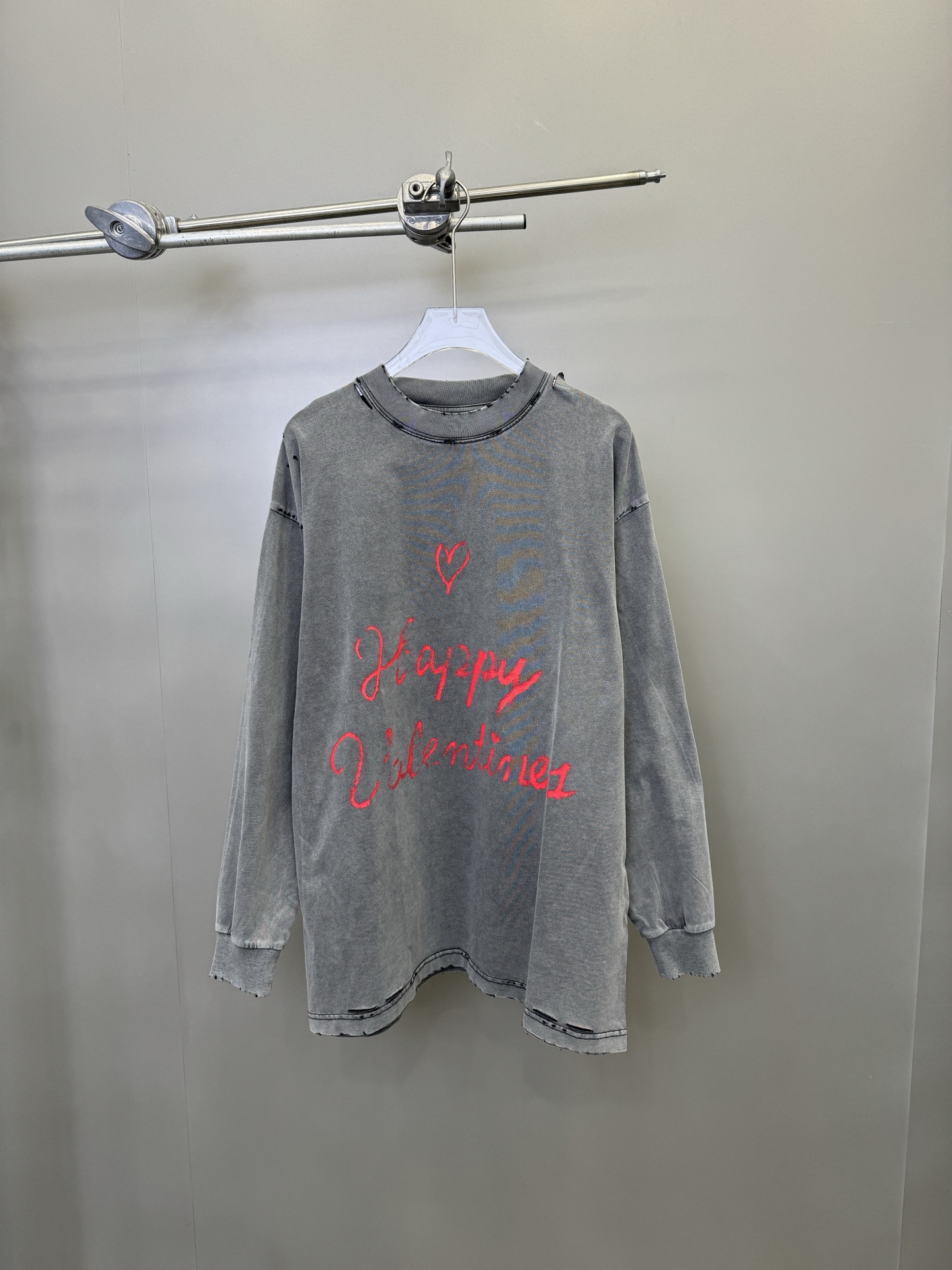 NO:307268,NEW｜Valentine's Day limited t-shirt, pure cotton fabric, soft and comfortable upper body, aging and abrasive treatment, full of acrylic graffiti design, two-pin reinforcement on the neckline, machine washing and not easy to deform, loose style for men and women, size SML, tees, t-shirt, alexander wang19860909NEW｜情人節限定t恤,纯棉面料,手感柔软上身舒适,整身做旧磨破处理,丙烯涂鸦设计感十足,领口二本针加固机洗不易变形,宽松版型男女同款,尺码SML,,tees，t-shirt,alexander wang,Women's clothing