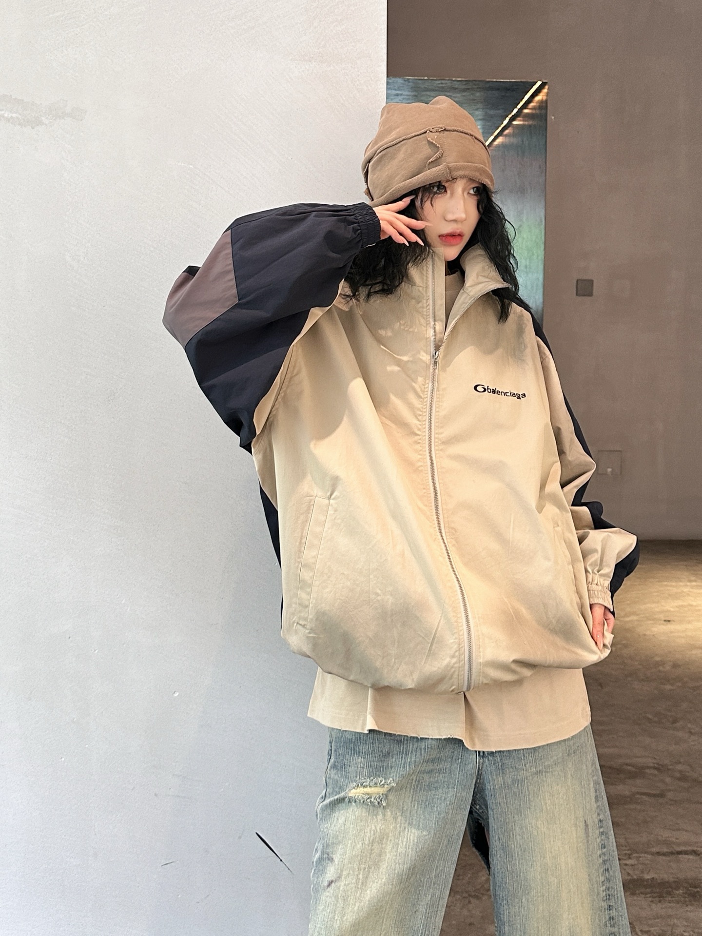 NO:314388,NEW｜New windbreaker, recycled nylon composite gloss fiber fabric, the fabric has its own gloss and the texture is invincible, classic retro contrasting color splicing design, high street retro feeling full, hem elastic and elastic design, loose style, same style for men and women Size sml, alexander wang19860909NEW｜新款冲锋衣,再生尼龙复合光泽纤维面料,面料自带光泽感,质感无敌,经典复古撞色拼接设计高街复古感拉满,下摆弹力松紧设计,宽松版型,男女同款 尺码sml,,alexander wang,Women's clothing