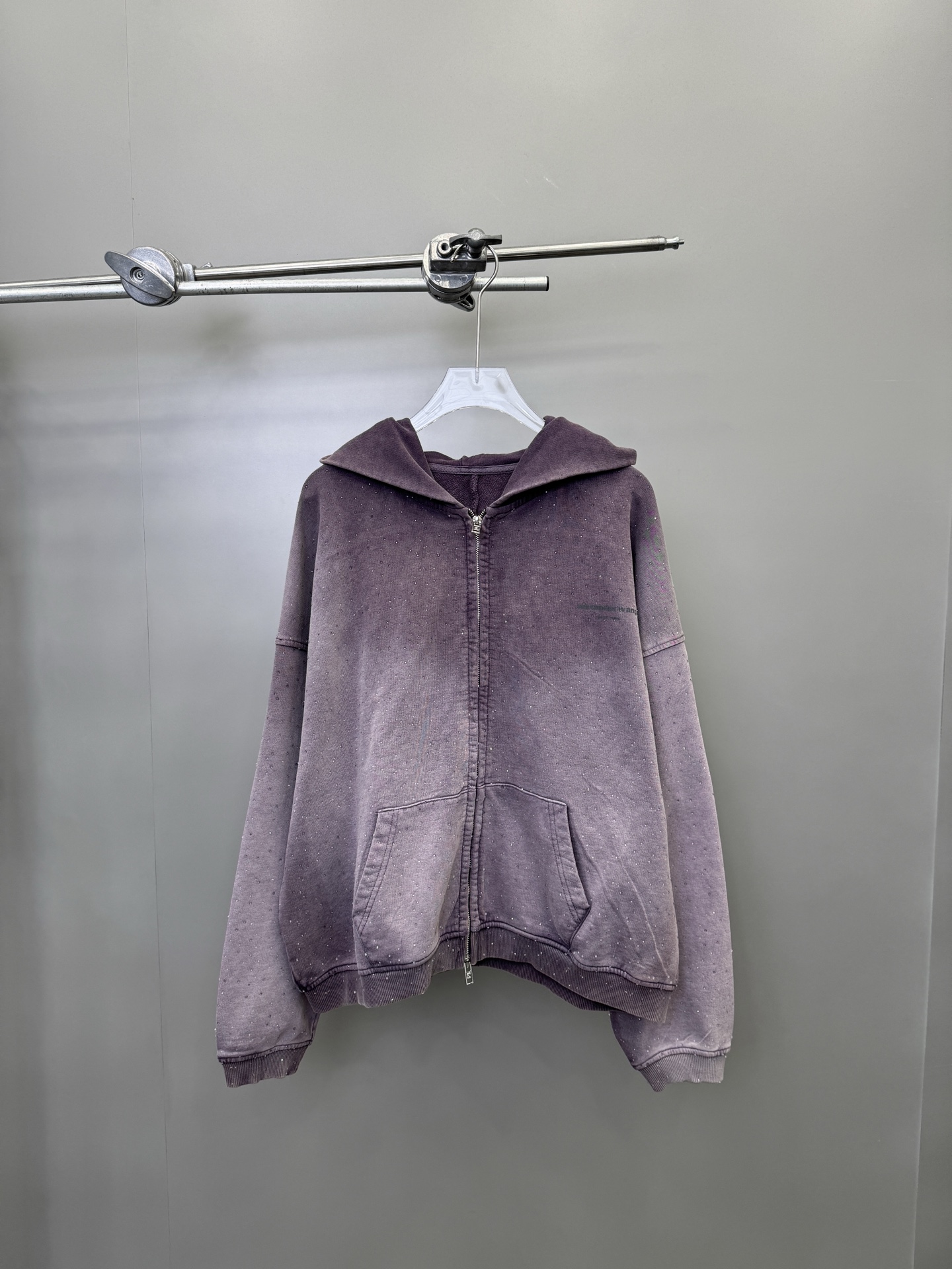 NO:314394,AW｜New sweatshirt cardigan, pure cotton terry fabric, heavy work and old washing process, the whole body adopts high-temperature crystal stencil diamond technology, excellent details and texture, loose and inclusive, size Sml [Washing instructions: Crystal diamond scratching cloth area is small, and slight drilling is normal. Cotton is recommended to wash with gentle force, use warm water or cold water below 30℃. The dark and light colors are separated when washing, and it is not suitable to be exposed to the sun], hoodie, sweatshirts, alexander wang19860909AW｜新款卫衣开衫,纯棉毛圈面料,重工做旧水洗工艺,整身采用高温水晶烫钻工艺,细节质感超棒,宽松版型包容性强,尺码Sml ［洗涤须知水晶钻抓布面积小,轻微掉钻属正常现象.棉质,建议手洗,力度轻柔,使用30℃以下温水或冷水洗涤,洗涤时深浅颜色分开,不宜暴晒］,,hoodie,sweatshirts,alexander wang,Women's clothing