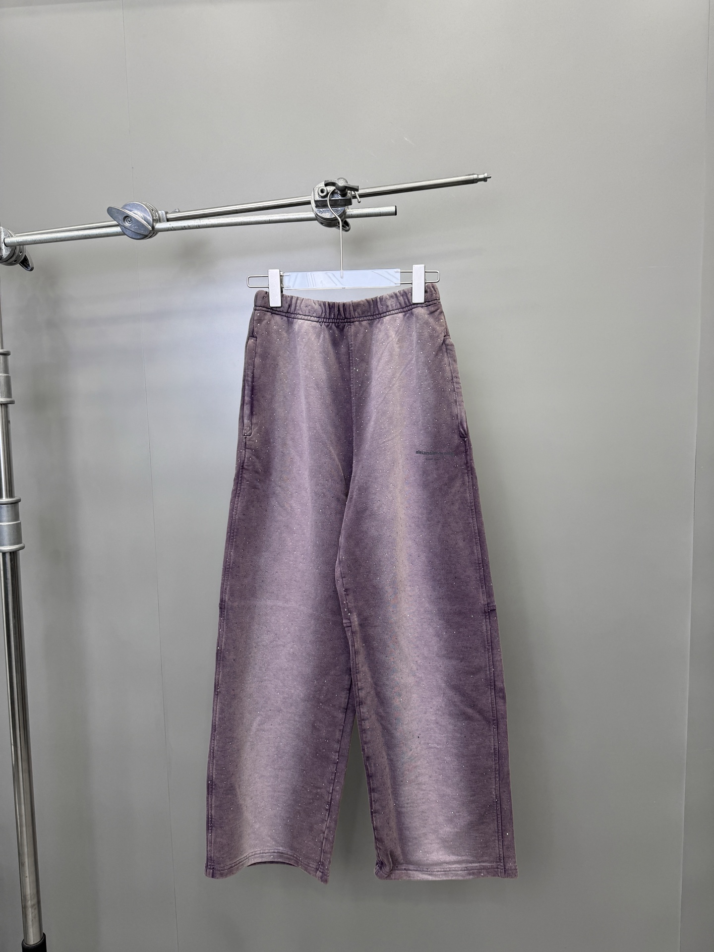 NO:314377,AW｜New style of hoodies, pure cotton terry fabric, heavy work and old washing process, the whole body adopts high-temperature crystal stencil diamond technology, excellent details and texture, loose and inclusive, size Sml [Washing instructions: Crystal diamond scratching cloth area is small, and slight drilling is normal. Cotton is made of, recommended to wash with gentle force, use warm water or cold water below 30℃, the dark and light colors are separated when washing, and it is not suitable to be exposed to the sun], alexander wang19860909AW｜新款卫裤,纯棉毛圈面料,重工做旧水洗工艺,整身采用高温水晶烫钻工艺,细节质感超棒,宽松版型包容性强,尺码Sml ［洗涤须知水晶钻抓布面积小,轻微掉钻属正常现象.棉质,建议手洗,力度轻柔,使用30℃以下温水或冷水洗涤,洗涤时深浅颜色分开,不宜暴晒］,,alexander wang,Women's clothing