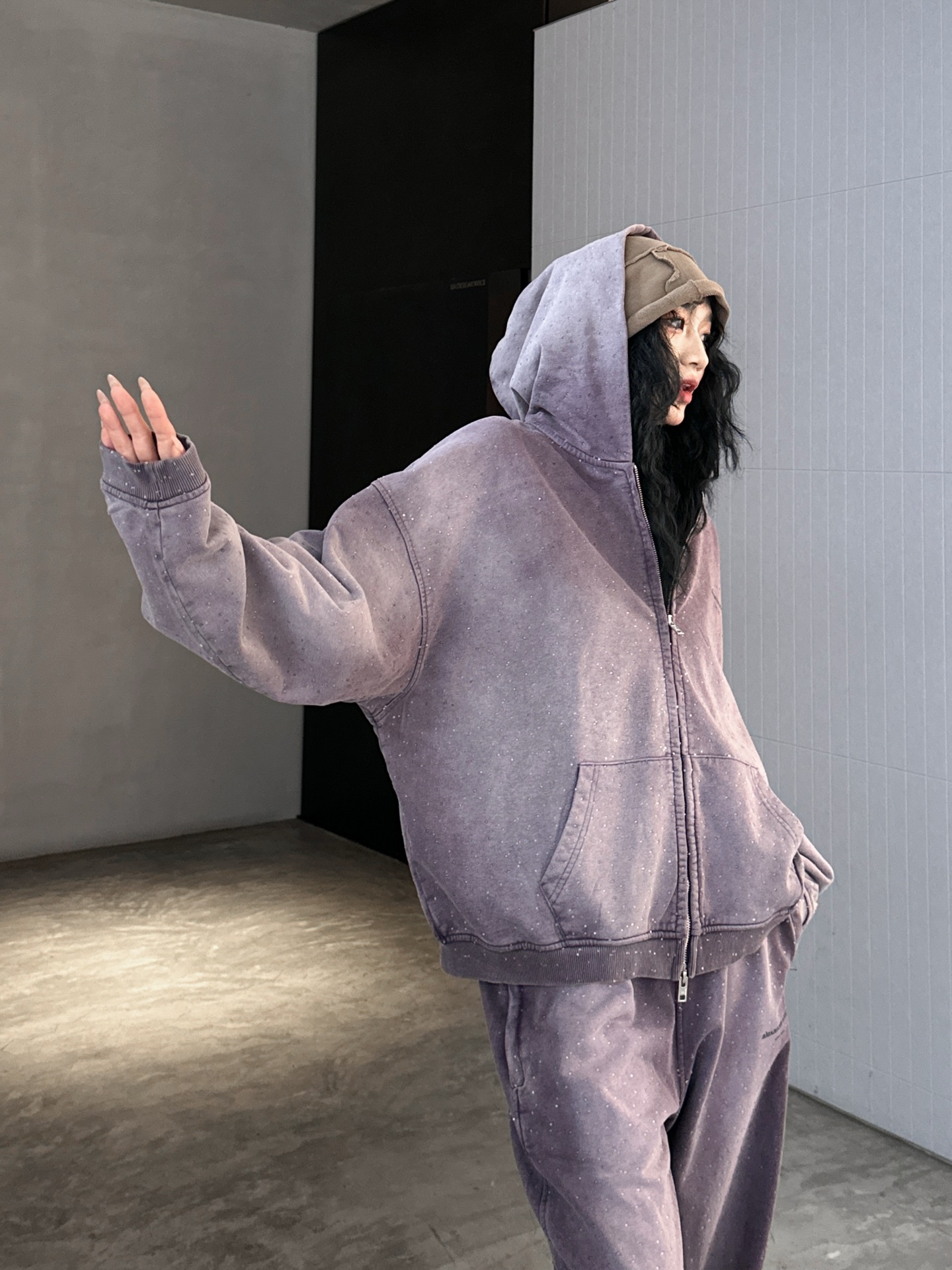 NO:314379,Sweatshirts and pants AW｜New set, pure cotton terry fabric, heavy work and old washing process, the whole body adopts high-temperature crystal stencil diamond technology, excellent details and texture, loose style and strong inclusiveness, size Sml [Washing instructions: Crystal diamond scratching cloth area is small, and slight drilling is normal. Cotton is recommended to wash with gentle force, use warm water or cold water below 30℃, the dark and light colors are separated when washing, and it is not suitable to be exposed to the sun], hoodie, sweatshirts, alexander wang19860909卫衣裤子 AW｜新款套装,纯棉毛圈面料,重工做旧水洗工艺,整身采用高温水晶烫钻工艺,细节质感超棒,宽松版型包容性强,尺码Sml ［洗涤须知水晶钻抓布面积小,轻微掉钻属正常现象.棉质,建议手洗,力度轻柔,使用30℃以下温水或冷水洗涤,洗涤时深浅颜色分开,不宜暴晒］,,hoodie,sweatshirts,alexander wang,Women's clothing