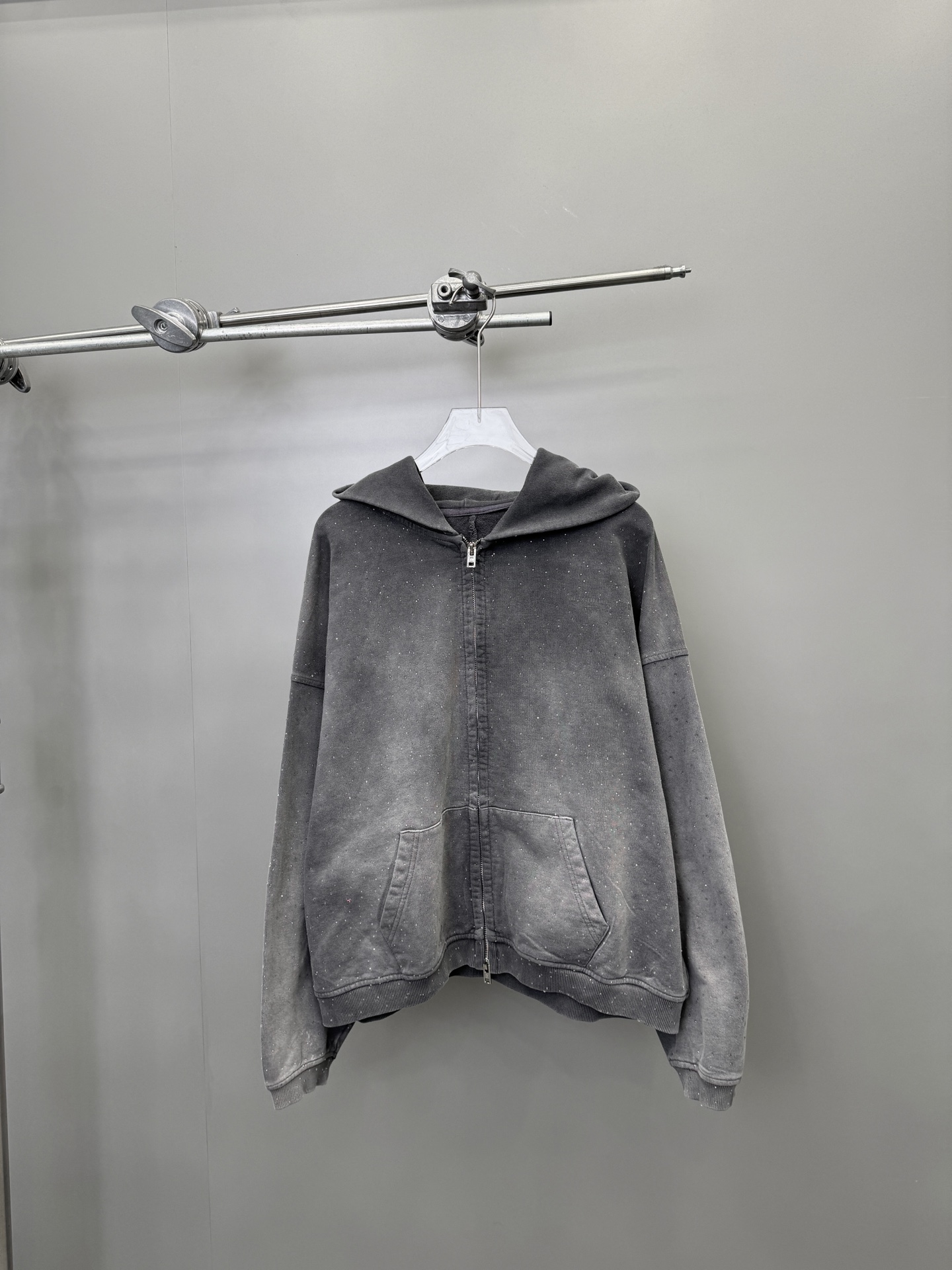 NO:314381,AW｜New sweatshirt cardigan, pure cotton terry fabric, heavy work and old washing process, the whole body adopts high-temperature crystal stencil diamond technology, excellent details and texture, loose and inclusive, size Sml [Washing instructions: Crystal diamond scratching cloth area is small, and slight drilling is normal. Cotton is recommended to wash with gentle force, use warm water or cold water below 30℃. The dark and light colors are separated when washing, and it is not suitable to be exposed to the sun], hoodie, sweatshirts, alexander wang19860909AW｜新款卫衣开衫,纯棉毛圈面料,重工做旧水洗工艺,整身采用高温水晶烫钻工艺,细节质感超棒,宽松版型包容性强,尺码Sml ［洗涤须知水晶钻抓布面积小,轻微掉钻属正常现象.棉质,建议手洗,力度轻柔,使用30℃以下温水或冷水洗涤,洗涤时深浅颜色分开,不宜暴晒］,,hoodie,sweatshirts,alexander wang,Women's clothing