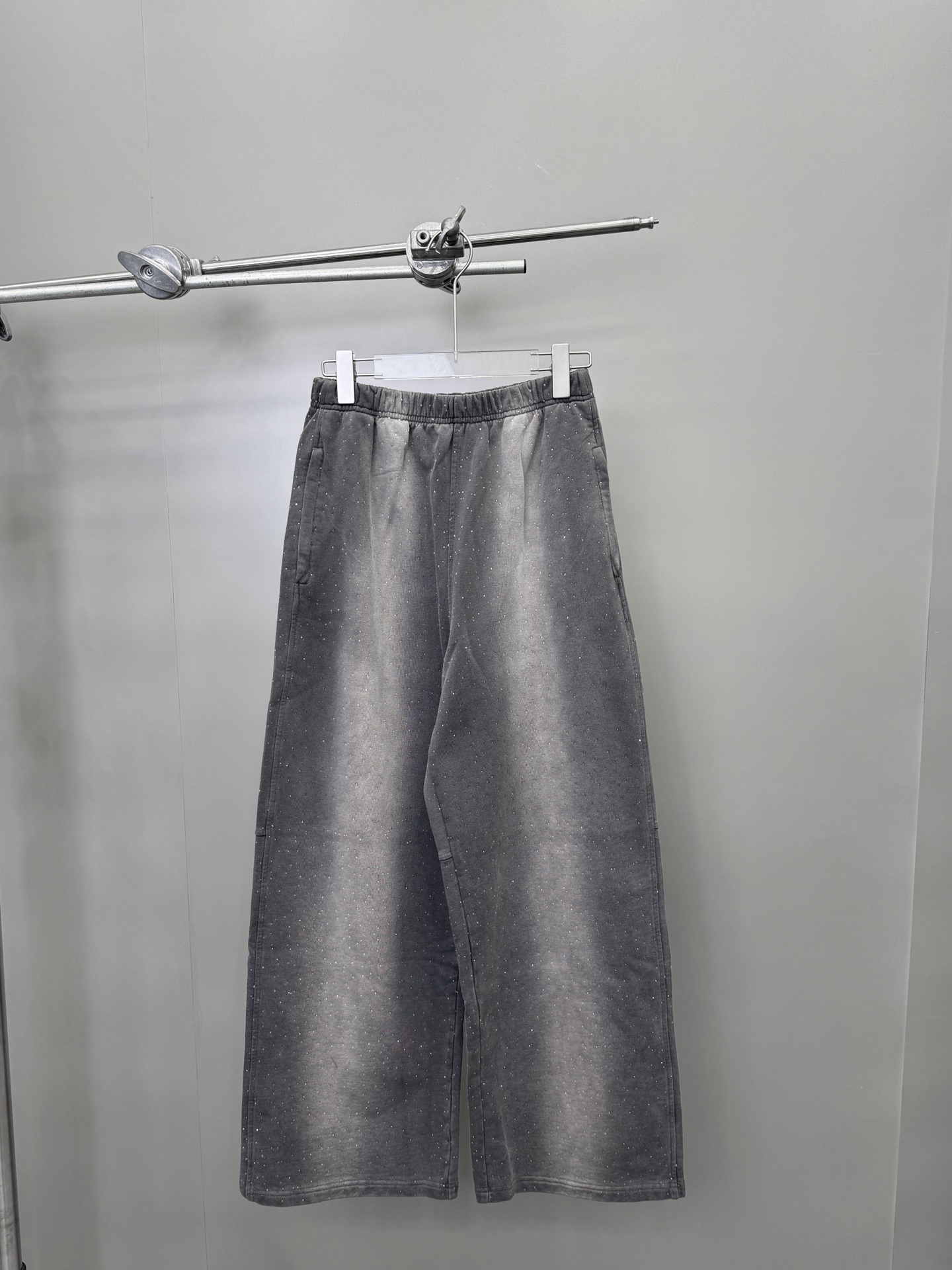 NO:314383,AW｜New style of hoodies, pure cotton terry fabric, heavy work and old washing process, the whole body adopts high-temperature crystal stencil diamond technology, excellent details and texture, loose and inclusive, size Sml [Washing instructions: Crystal diamond scratching cloth area is small, and slight drilling is normal. Cotton is made of, recommended to wash with gentle force, use warm water or cold water below 30℃, the dark and light colors are separated when washing, and it is not suitable to be exposed to the sun], alexander wang19860909AW｜新款卫裤,纯棉毛圈面料,重工做旧水洗工艺,整身采用高温水晶烫钻工艺,细节质感超棒,宽松版型包容性强,尺码Sml ［洗涤须知水晶钻抓布面积小,轻微掉钻属正常现象.棉质,建议手洗,力度轻柔,使用30℃以下温水或冷水洗涤,洗涤时深浅颜色分开,不宜暴晒］,,alexander wang,Women's clothing