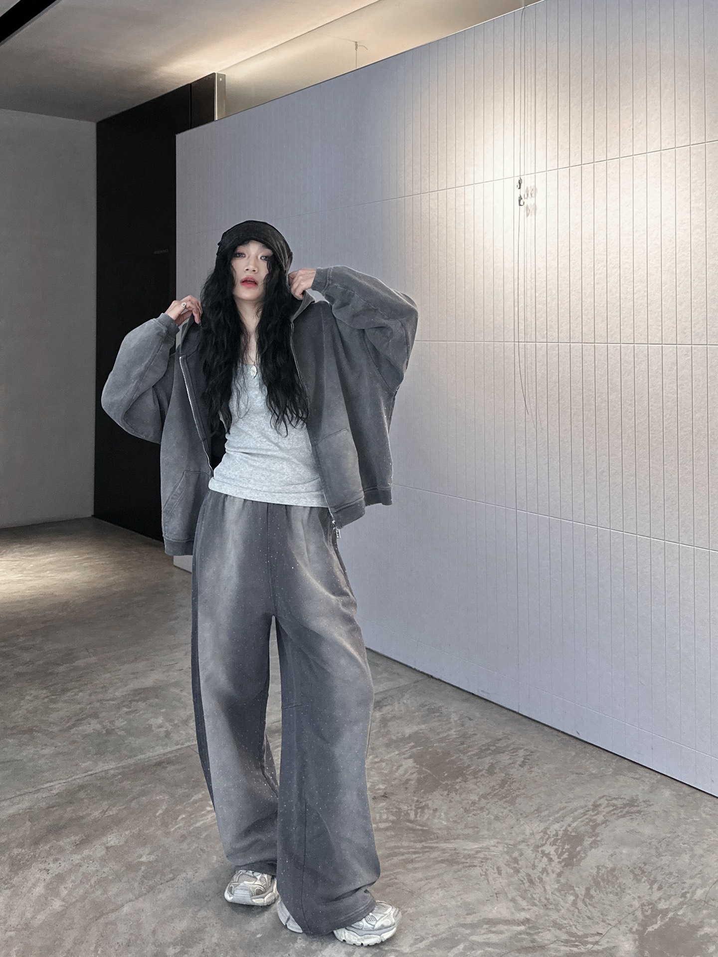 NO:314385,Sweatshirts and pants AW｜New set, pure cotton terry fabric, heavy work and old washing process, the whole body adopts high-temperature crystal stencil diamond technology, excellent details and texture, loose style and strong inclusiveness, size Sml [Washing instructions: Crystal diamond scratching cloth area is small, and slight drilling is normal. Cotton is recommended to wash with gentle force, use warm water or cold water below 30℃, the dark and light colors are separated when washing, and it is not suitable to be exposed to the sun], hoodie, sweatshirts, alexander wang19860909卫衣裤子 AW｜新款套装,纯棉毛圈面料,重工做旧水洗工艺,整身采用高温水晶烫钻工艺,细节质感超棒,宽松版型包容性强,尺码Sml ［洗涤须知水晶钻抓布面积小,轻微掉钻属正常现象.棉质,建议手洗,力度轻柔,使用30℃以下温水或冷水洗涤,洗涤时深浅颜色分开,不宜暴晒］,,hoodie,sweatshirts,alexander wang,Women's clothing