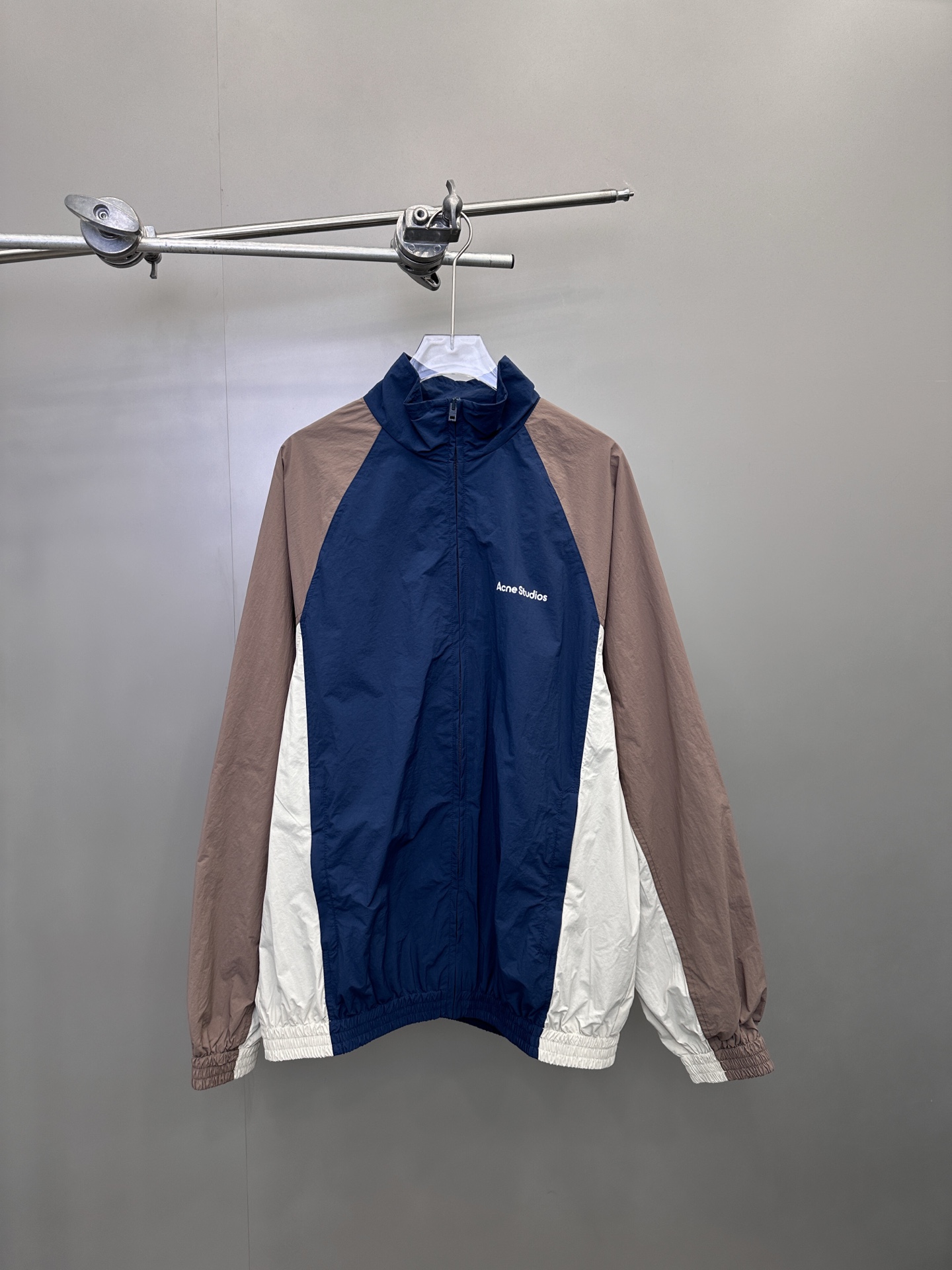 NO:314387,acne｜New windbreaker, imported technology fiber fabric, three-dimensional and dense plain embroidered windbreaker on the chest is very handsome, the whole body is contrasting color splicing design, hem elastic band design, loose style for men and women, size Sml, acne studios, alexander wang19860909acne｜新款风衣,进口科技纤维面料,胸前立体超密平纹刺绣风衣版型帅气十足,整身撞色拼接设计,下摆弹力带设计,宽松版型男女同款,尺码Sml,,acne studios,alexander wang,Women's clothing