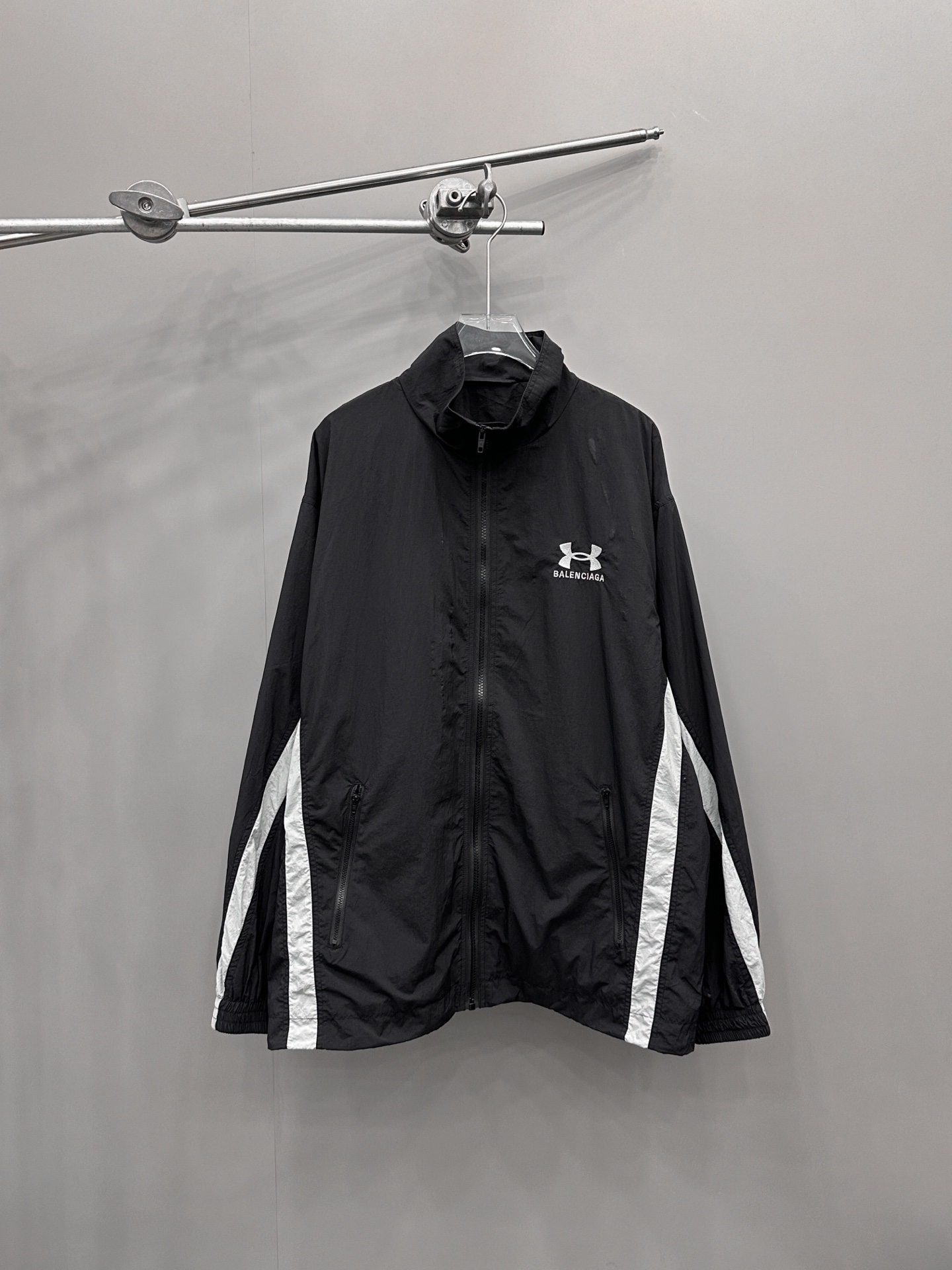 NO:314393,NEW｜New skin clothing, imported technology fiber fabric, ultra-thin breathable sun protection, windbreaker style is very handsome, the whole color splicing design, hem drawstring design, loose style for men and women, size Sml, alexander wang19860909NEW｜新款皮肤衣,进口科技纤维面料,超薄透气防晒,风衣版型帅气十足,整身撞色拼接设计,下摆抽绳设计,宽松版型男女同款,尺码Sml,,alexander wang,Women's clothing