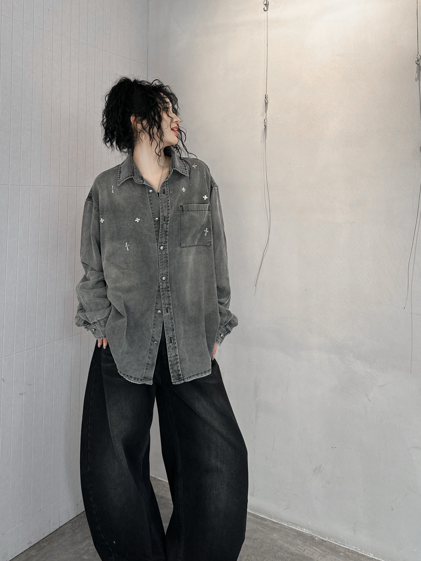 NO:315772,Croxin｜New shirt, heavyweight Tencel denim fabric, comfortable, soft and delicate, exquisite and detailed physical details, full-scale combination heavy industry high-temperature diamond-drilling logo decoration, loose style for men and women, size sml [Washing instructions are made of silk special detergent, the water temperature should not exceed 40℃ during washing, squeeze and wash, avoid twisting, should be spread out and dry, do not expose the sun],,chrome hearts,shirts,alexander wang19860909克罗心｜新款衬衫,重磅天丝牛仔面料,手感舒适柔软细腻,实物细节处理精致满分,整身配重工高温烫钻logo装饰,宽松版型男女同款,尺码sml ［洗涤须知采用丝质专用洗涤剂,洗涤时水温不超过40℃,挤压洗,忌拧绞,宜摊阴干,勿暴晒］,,chrome hearts,shirts,alexander wang,Women's clothing