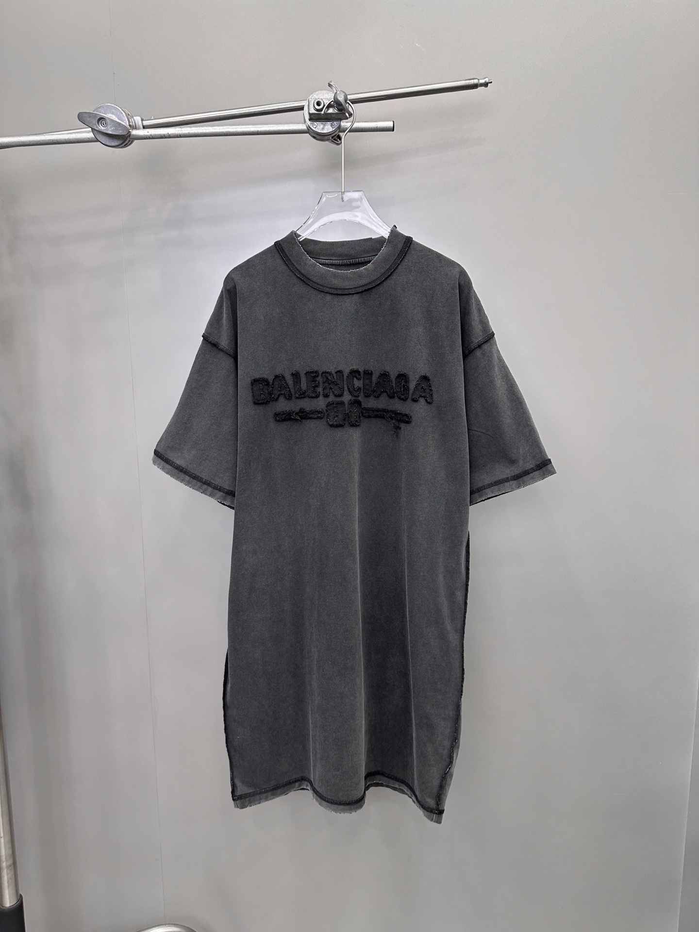 NO:315781,NEW｜New T-skirt, pure cotton fabric, neckline two-pin reinforcement, machine wash, not easy to deform, wear and tear on the chest, embroidered logo with a full sense of design, loose style is not picky, size Sml [Washing instructions cotton, recommended to wash with gentle force, use warm water or cold water below 30℃, the dark and light colors are separated when washing, and it is not suitable to be exposed to the sun], skirts, alexander wang19860909NEW｜新款t裙,纯棉面料,领口二本针加固,机洗不易变形,胸前磨破贴布绣徽标设计感十足, 宽松版型不挑人,尺码Sml［洗涤须知棉质 建议手洗,力度轻柔,使用30℃以下温水或冷水洗涤,洗涤时深浅颜色分开,不宜暴晒］,,skirts,alexander wang,Women's clothing