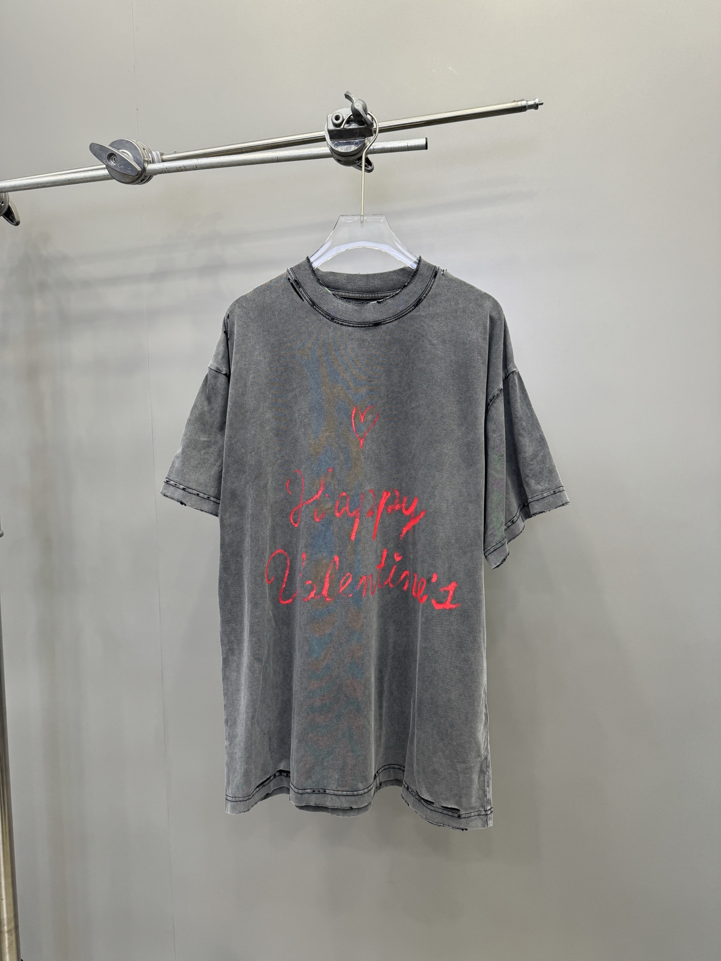 NO:316353,NEW｜Valentine's Day limited t-shirt, pure cotton fabric, soft and comfortable upper body, aging and abrasive treatment, full of acrylic graffiti design, two-pin reinforcement on the neckline, machine washing and not easy to deform, loose style for men and women, size SML, tees, t-shirt, alexander wang19860909NEW｜情人節限定t恤,纯棉面料,手感柔软上身舒适,整身做旧磨破处理,丙烯涂鸦设计感十足,领口二本针加固机洗不易变形,宽松版型男女同款,尺码SML,,tees，t-shirt,alexander wang,Women's clothing