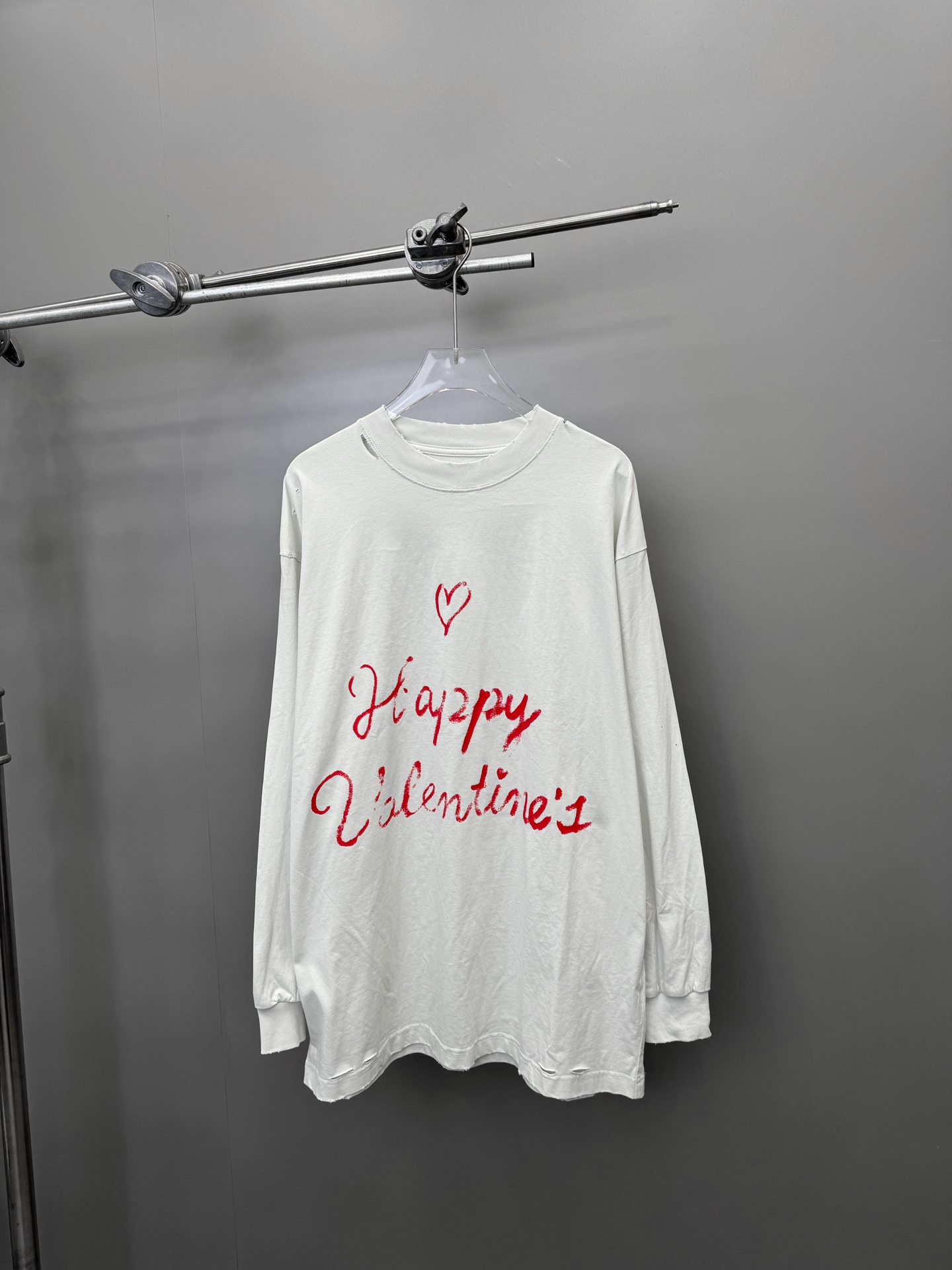 NO:307266,NEW｜Valentine's Day limited t-shirt, pure cotton fabric, soft and comfortable upper body, aging and abrasive treatment, full of acrylic graffiti design, two-pin reinforcement on the neckline, machine washing and not easy to deform, loose style for men and women, size SML, tees, t-shirt, alexander wang19860909NEW｜情人節限定t恤,纯棉面料,手感柔软上身舒适,整身做旧磨破处理,丙烯涂鸦设计感十足,领口二本针加固机洗不易变形,宽松版型男女同款,尺码SML,,tees，t-shirt,alexander wang,Women's clothing