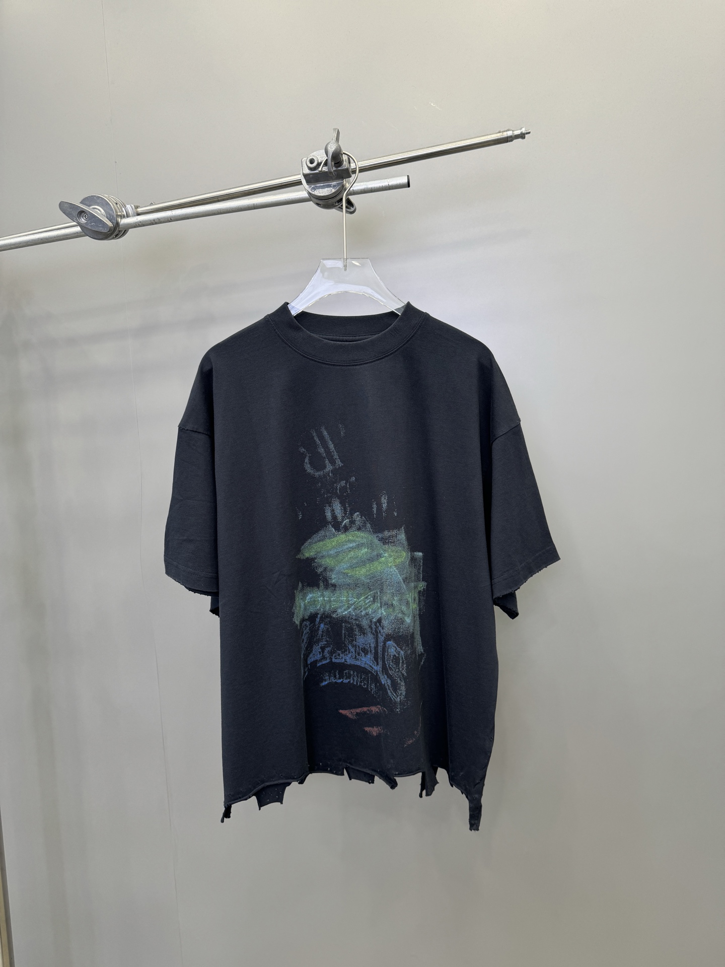 NO:308853,NEW｜New T-shirt, frosted cotton fabric, breathable, comfortable and soft, fixed-dye violet contrasting fabric, super high restoration, irregular cut design on the hem, full of wasteland flavor, loose style, same style for men and women, size Sml, tees, t-shirt, alexander wang19860909NEW｜新款t恤,磨毛棉面料透气舒适手感柔软,定染紫罗兰撞色面料,还原度超高,下摆不规则割破设计,废土味十足,宽松版型男女同款,尺码Sml,,tees，t-shirt,alexander wang,Women's clothing