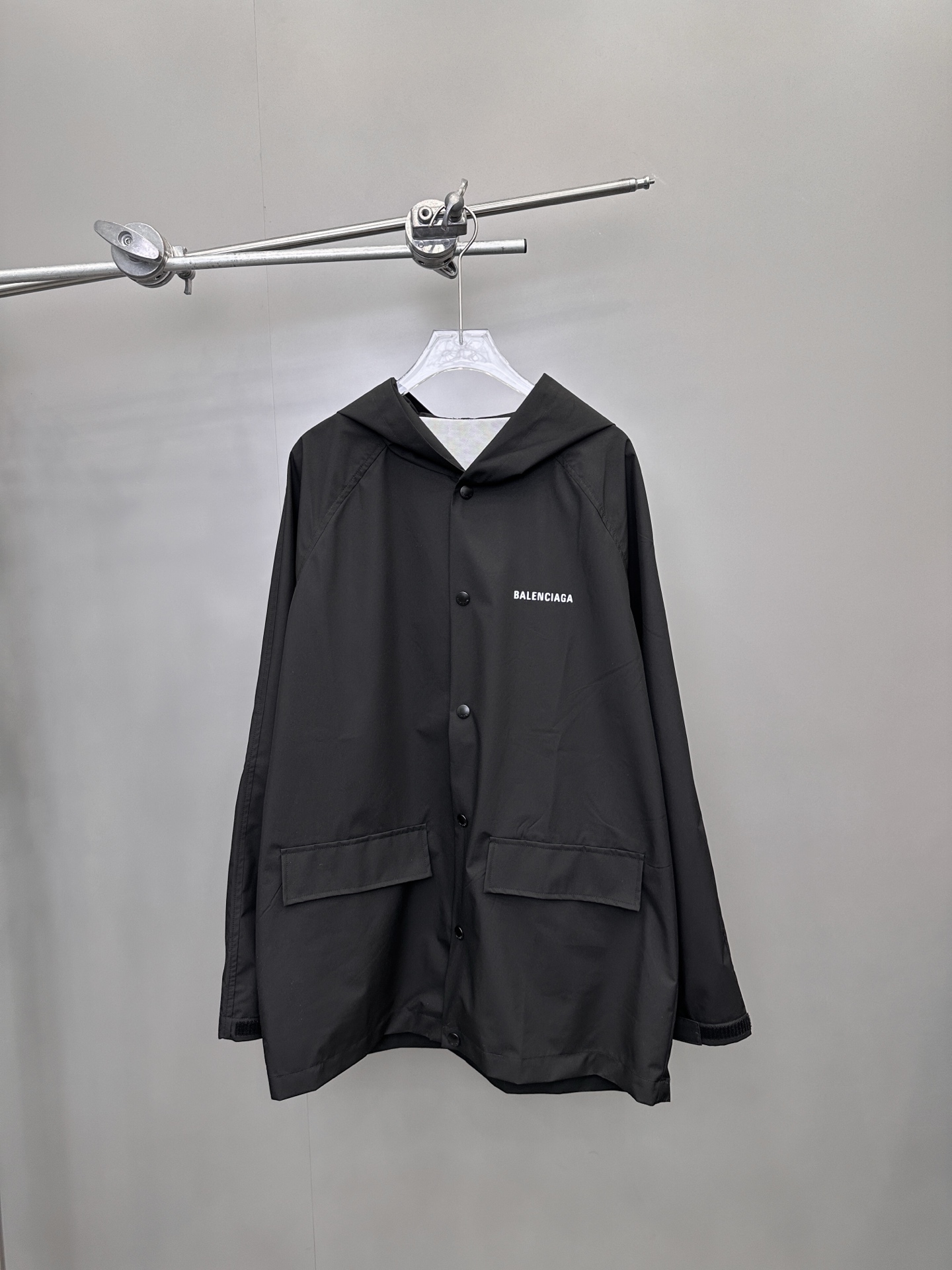 NO:308859,Paris｜New imported waterproof fabric fashionable raincoat, a must-have for trendy people, reflective prints of front and rear letters, loose style, same style for men and women, size SML, alexander wang19860909巴黎｜新款进口涂层防水面料时尚雨衣,潮人必备,前后字母反光印花,宽松版型,男女同款,尺码SML,,alexander wang,Women's clothing