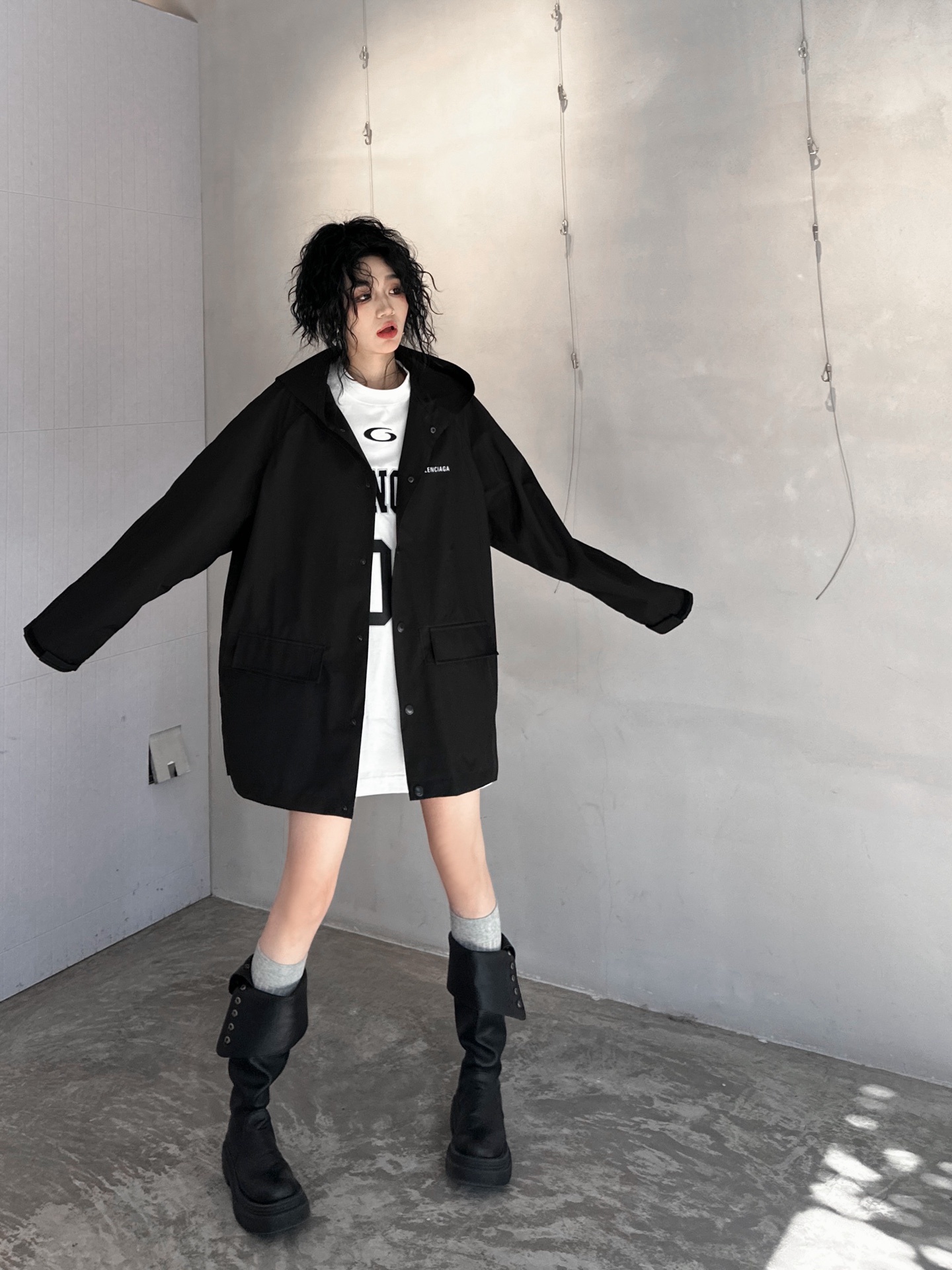 NO:308861,Paris｜New imported waterproof fabric fashionable raincoat, a must-have for trendy people, reflective prints of front and rear letters, loose style, same style for men and women, size SML, alexander wang19860909巴黎｜新款进口涂层防水面料时尚雨衣,潮人必备,前后字母反光印花,宽松版型,男女同款,尺码SML,,alexander wang,Women's clothing