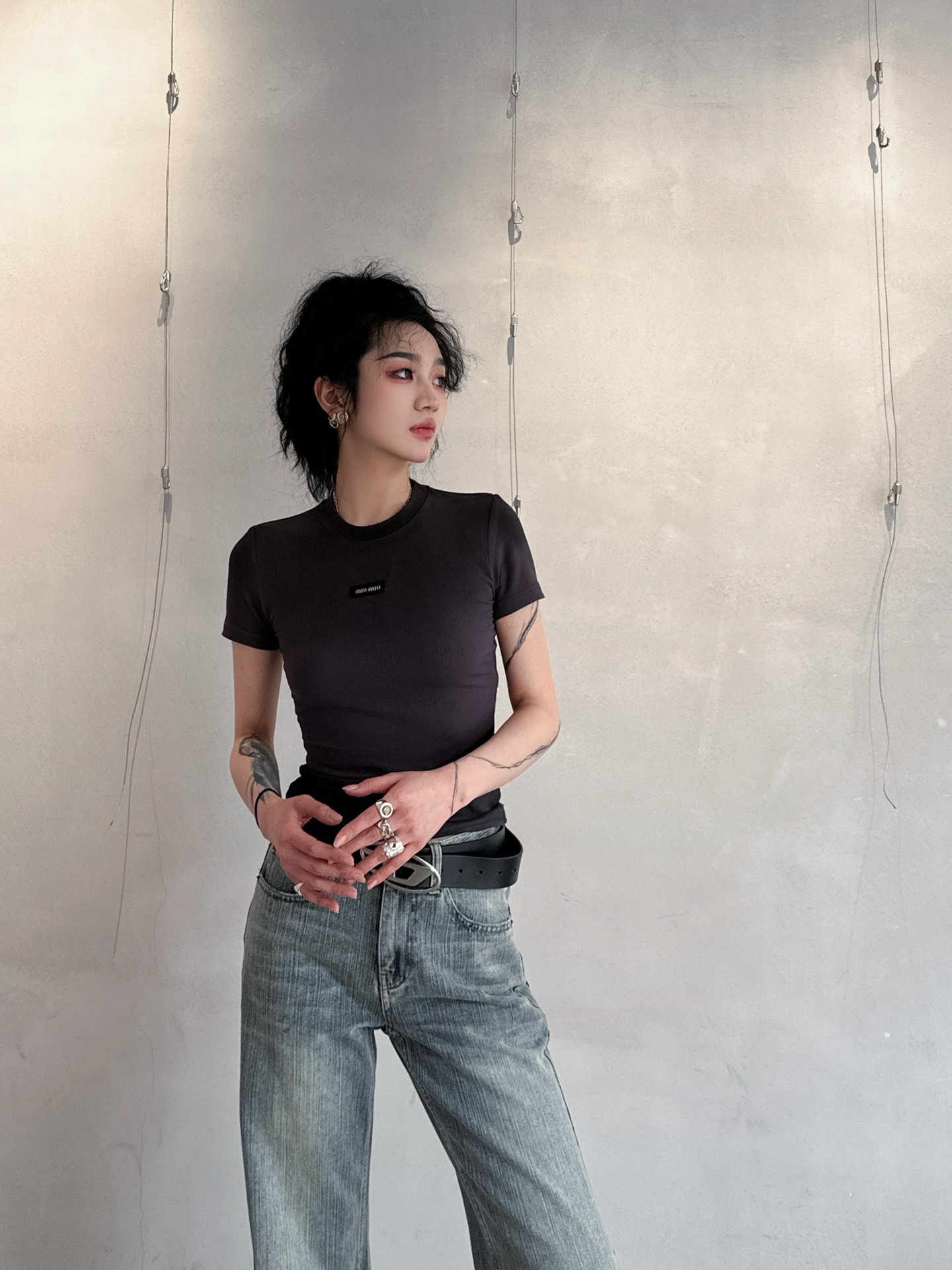 NO:308873,Miu｜New small version T-shirt, silk cotton fabric, soft skin-friendly, super high elastic slim fit, bundled edges and classic embroidery on the chest are versatile and not picky, size SML, miumiu,tees, t-shirt, alexander wang19860909Miu｜新款小版T恤,人丝人棉面料亲肤柔软,超高弹力修身版型,捆条包边搭配胸前经典刺绣百搭不挑人,尺码SML,,miumiu,tees，t-shirt,alexander wang,Women's clothing