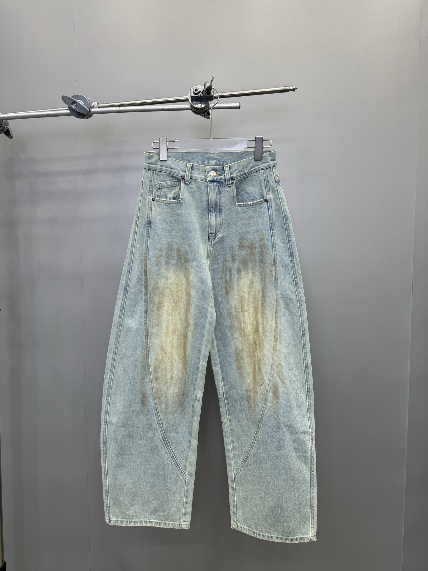 NO:309918,ACNE｜New structural scimitar jeans, cement slurry washing process, 100% imported cotton, three-dimensional cutting, super modified leg shape, size SML, acne studios, jeans, alexander wang19860909ACNE｜新款结构弯刀牛仔裤,洗水泥浆工艺,百分百进口棉,立体裁剪,超级修饰腿型, 尺码SML,,acne studios,jeans,alexander wang,Women's clothing