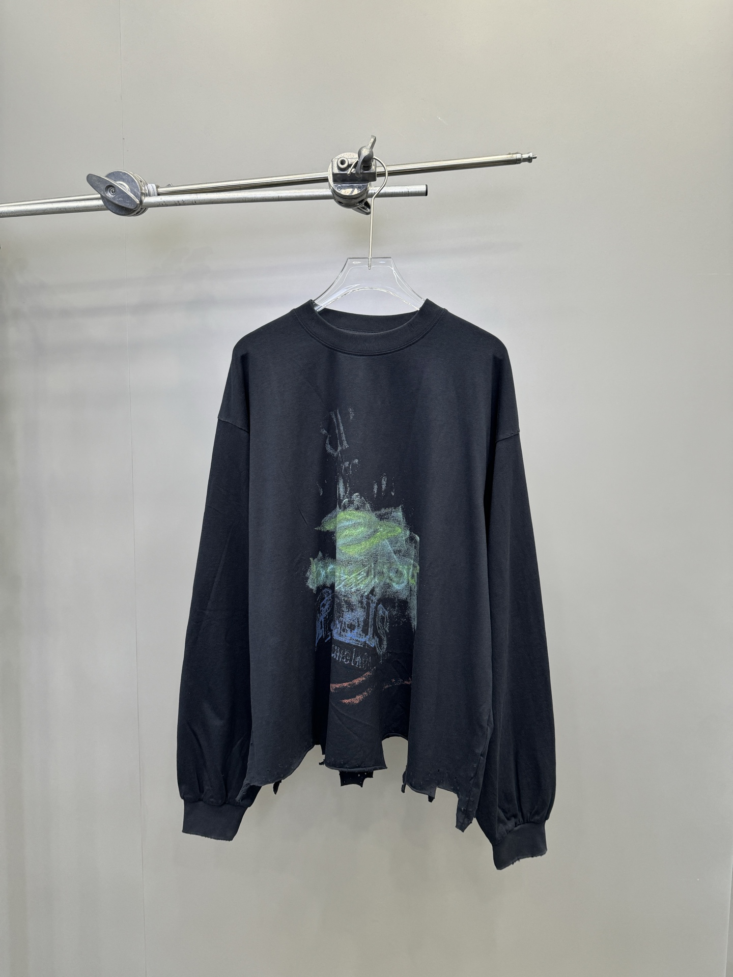 NO:309915,Paris｜New long-sleeved T-shirt, pure cotton fabric breathable, comfortable and soft, fixed-dye violet contrasting fabric, high restoration, irregular cut and broken hem design and full casual feeling, loose style for men and women, size S ML, tees, t-shirt, alexander wang19860909巴黎｜新款长袖t恤,纯棉面料透气舒适手感柔软,定染紫罗兰撞色面料,还原度高,下摆不规则割破设计休闲感拉满,宽松版型男女同款,尺码S ML,,tees，t-shirt,alexander wang,Women's clothing