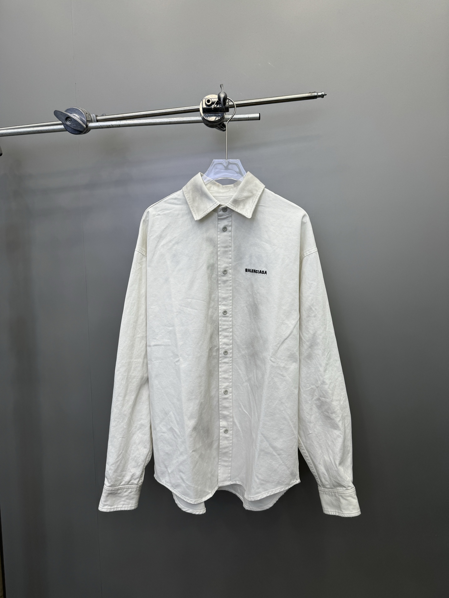 NO:309912,Paris｜New embroidered alphabet shirt, 100% imported cotton, high-density embroidery logo, casual loose style, spray color and old, single-fit layering and random matching Size SML, Shirts, alexander wang19860909巴黎｜新款刺绣字母标衬衫,百分百进口棉,高密刺绣logo ,休闲宽松版型,喷色做旧,单穿叠搭随意切换搭配 尺码SML,,shirts,alexander wang,Women's clothing