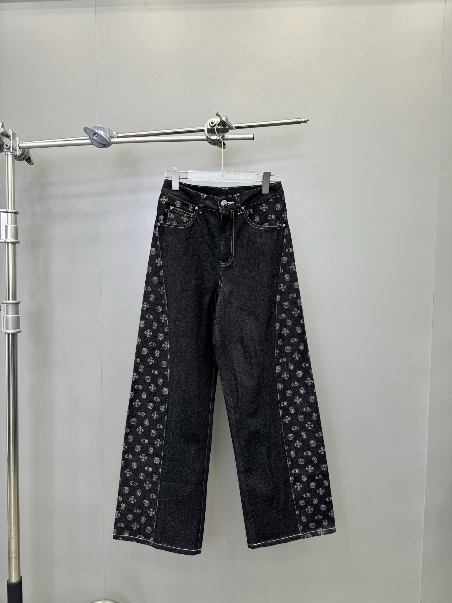 NO:309900,Croxin｜New spliced ​​denim trousers, fixed-dye grey cloth printing process, straight three-dimensional tailoring, full design sense, thick and textured hardware Size SML, chrome hearts, alexander wang19860909克罗心｜新款拼接牛仔长裤,定染坯布印花工艺,直筒立体剪裁,设计感十足,五金厚实有质感 尺码SML,,chrome hearts,alexander wang,Women's clothing