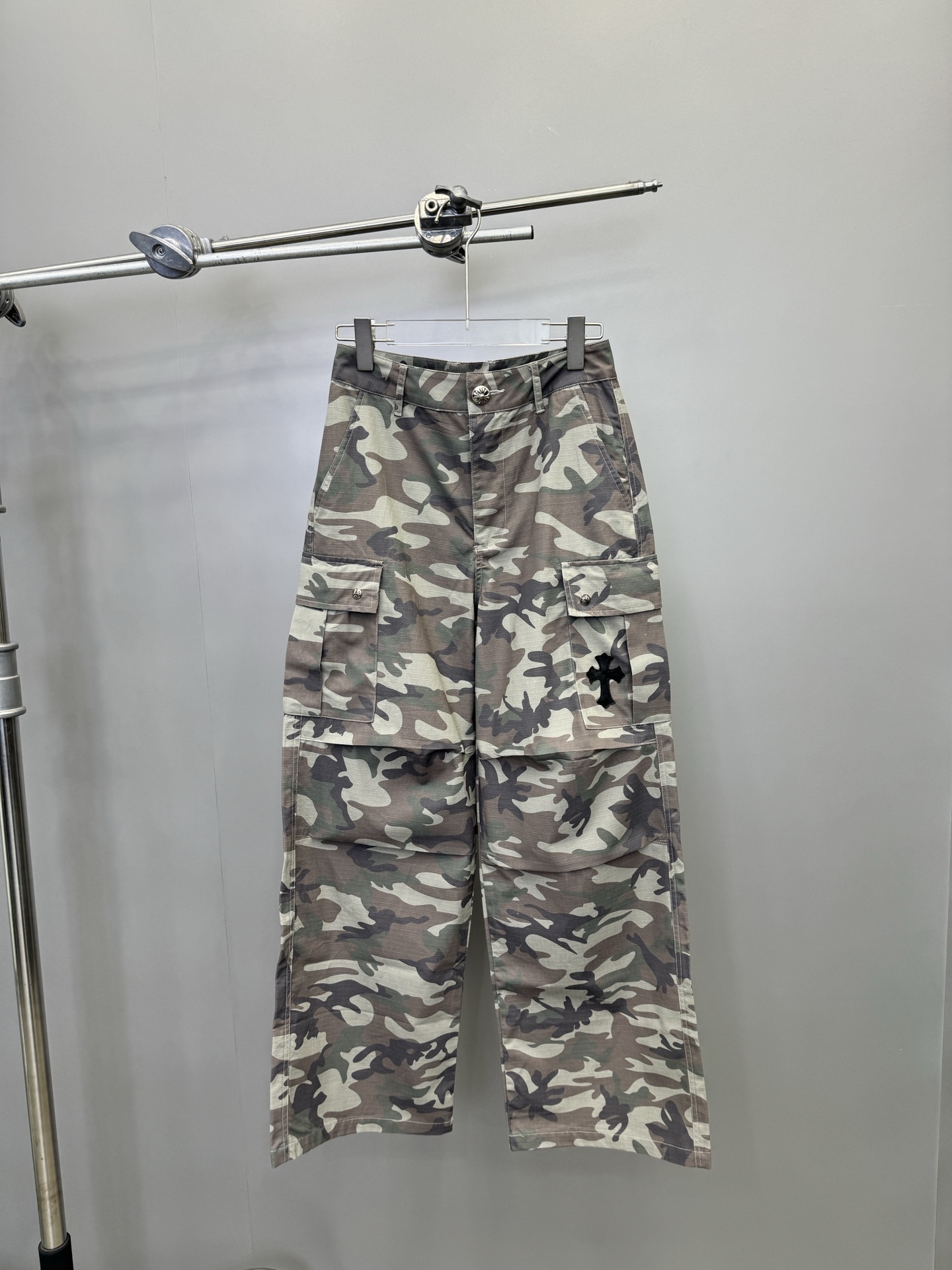 NO:309911,Croxin｜New camouflage overalls, 100% cotton digital grey cloth printing, complex process, workmanship design is not picky at all, not picky about body shape, casual wasteland style full of pull, hardware is super textured, size SML, chrome hearts, alexander wang19860909克罗心｜新款迷彩工装裤,百分百棉数码坯布印花,工艺复杂,工装设计完全不挑风格,不挑身材,休闲废土风拿拉满,五金超有质感,尺码SML,,chrome hearts,alexander wang,Women's clothing