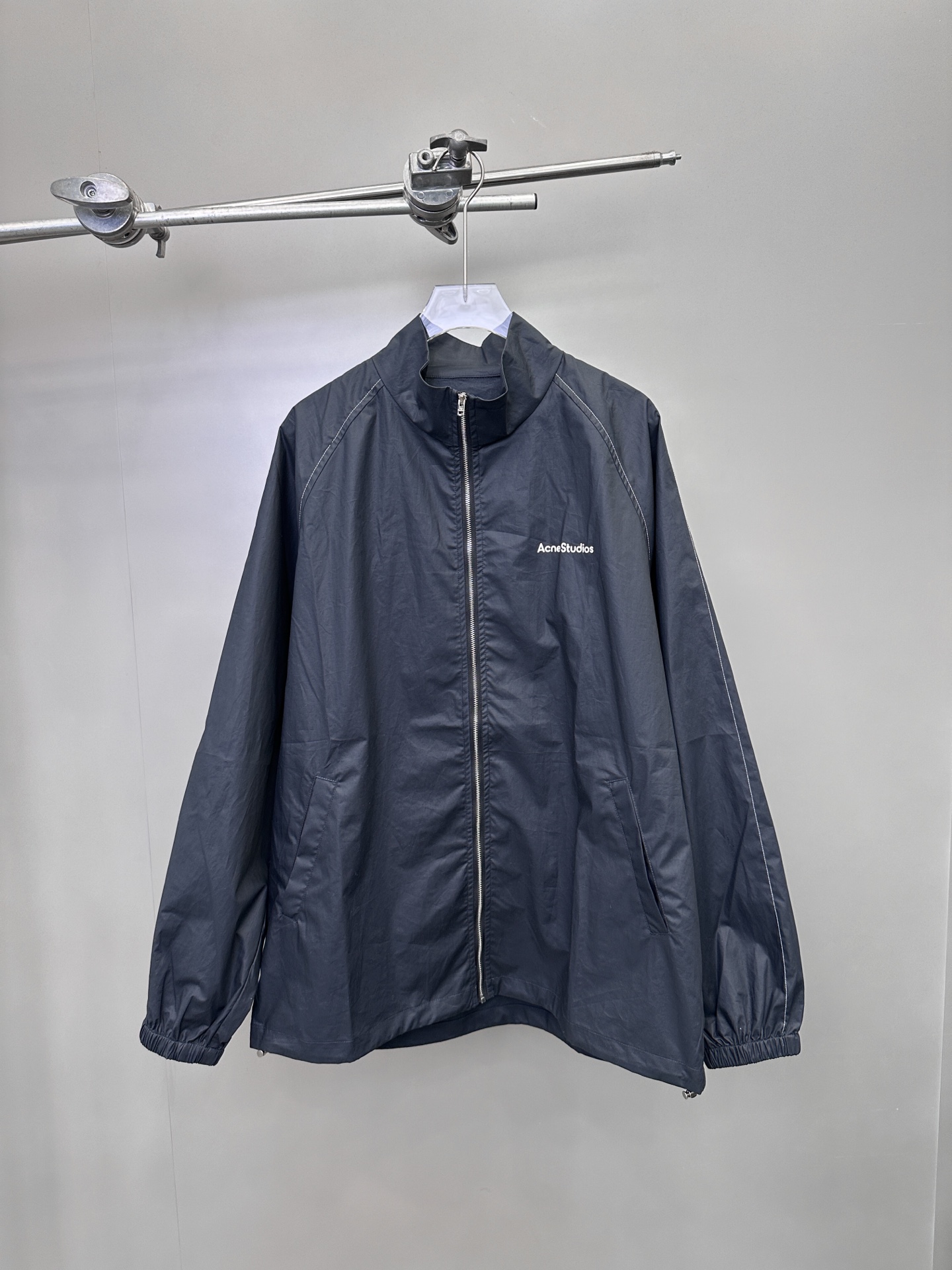 NO:309899,ACNE｜New classic embroidered alphabet stand collar jacket, 100% imported cotton, light texture, straight hem, as a sunscreen in spring and summer, you must buy it SML, acne studios, jackets & coats, alexander wang19860909ACNE｜新款经典刺绣字母立领外套,百分百进口棉,质感轻薄,平直下摆,春夏季当防晒衣,入手必入呀尺码SML,,acne studios,jackets & coats,alexander wang,Women's clothing