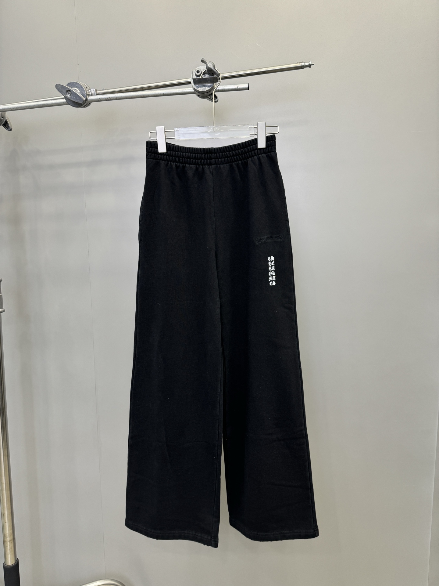 NO:309896,Croxin｜New style of hoodies, 100% pure cotton, soft and comfortable upper body, ready-made garments made of old fried color and retro fashion, imported three-dimensional plain embroidery design in the pocket, straight-tube style to make it look slimming, size SML, chrome hearts, alexander wang19860909克罗心｜新款卫裤,百分百纯棉,手感柔软上身舒适,成衣做旧炒色处理复古时尚,口袋处进口立体平纹刺绣设计,直筒版型显瘦遮肉,,尺码SML,,chrome hearts,alexander wang,Women's clothing