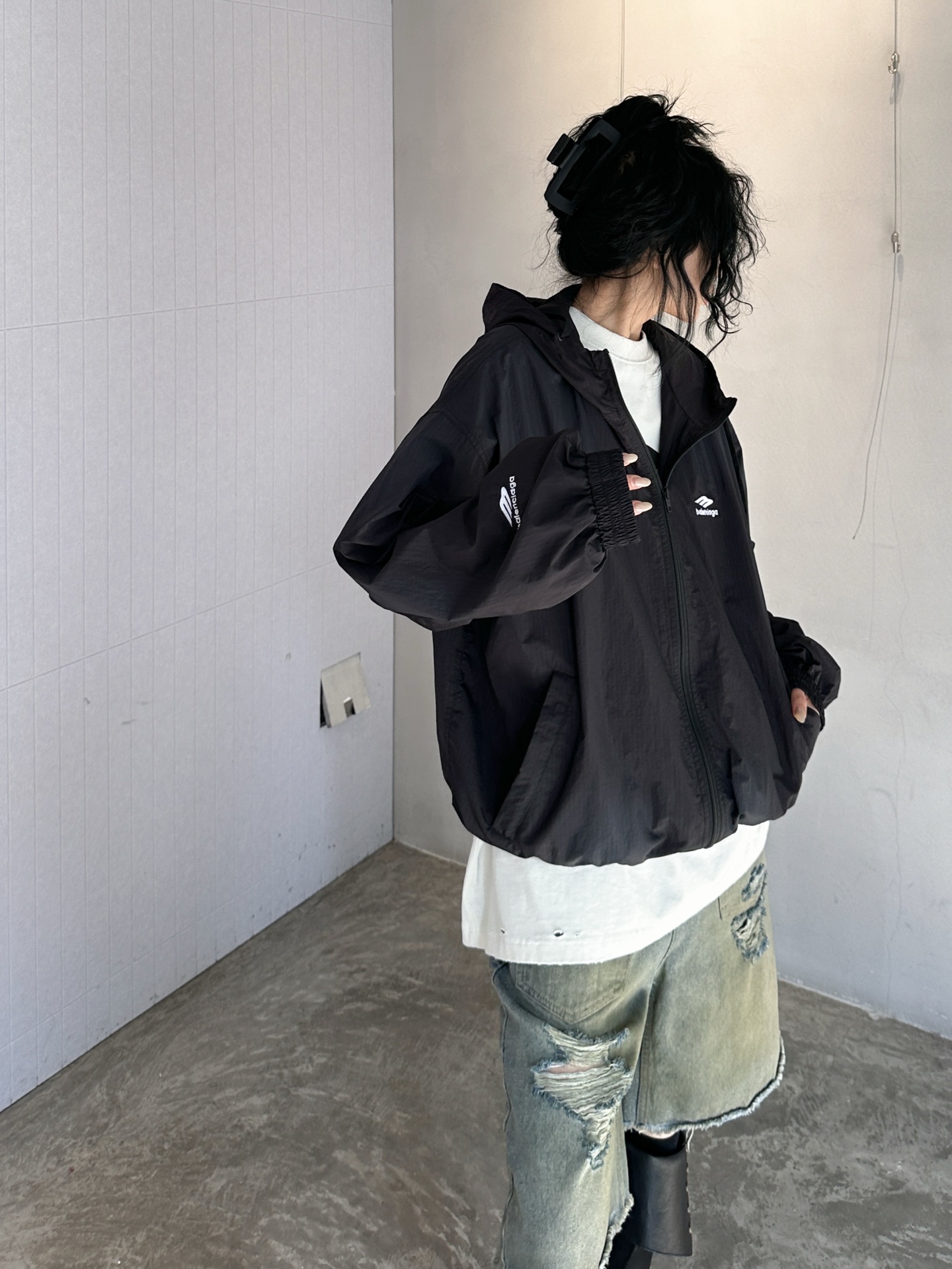 NO:310909,Paris｜New spray-colored thin windbreaker, ultra-thin fiber fabric, elastic mesh inner liner, classic design, 4-mark imported plain embroidery full texture, loose style, same style for men and women Size SML, alexander wang19860909巴黎｜新款喷色薄风衣,超薄纤维面料,弹力网布内胆,经典设计,4标进口平纹刺绣质感十足,宽松版型,男女同款 尺码SML,,alexander wang,Women's clothing