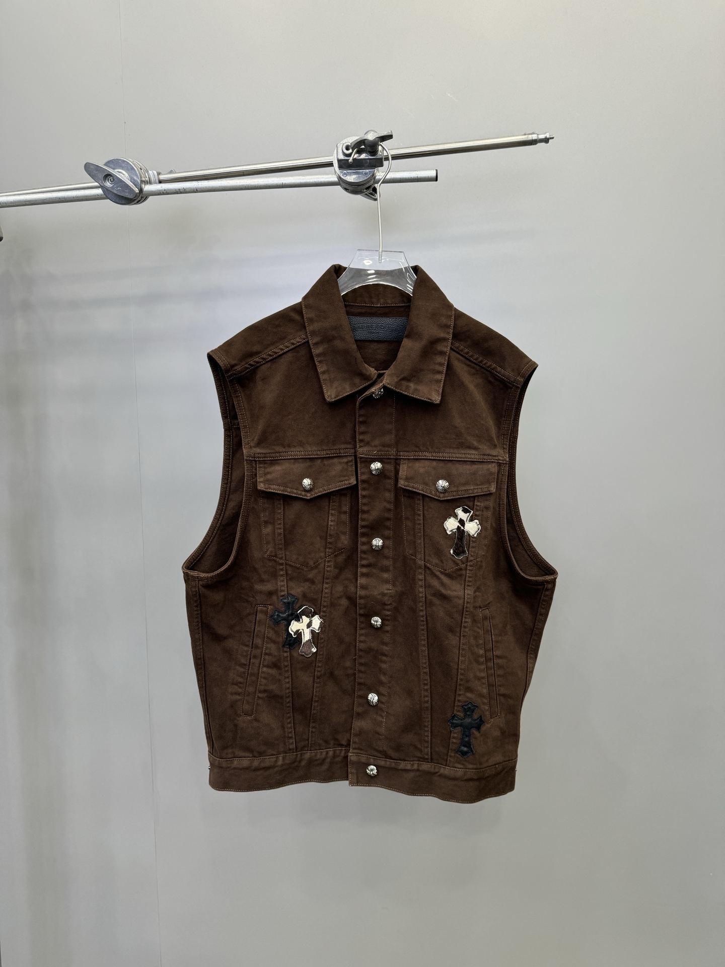 NO:310911,Croxin｜New denim vest, 100% cotton custom horsehair badge, super textured hardware, light luxury and fashionable, loose style to make it look slimming and covering the flesh Size SML, chrome hearts, alexander wang19860909克罗心｜新款牛仔马甲,百分百棉定制马毛徽章,五金超有质感,轻奢时髦 ,宽松版型显瘦遮肉 尺码SML,,chrome hearts,alexander wang,Women's clothing