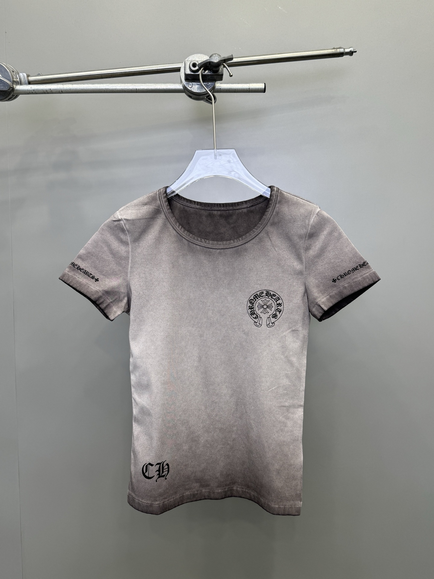 NO:311944,Croxin｜New small-format top, fabric 95 cotton, 5 spandex, soft and breathable upper body comfortable, slim and slim, classic printed logo on the chest, versatile and fashionable, spray color washing and stir-fry color superposition technology, full design sense, size SML, chrome hearts, alexander wang19860909克罗心｜新款洗水小版上衣,面料95棉,5氨纶,柔软透气上身舒适,修身显瘦,胸前经典印花logo百搭时尚,喷色洗水炒色叠加工艺设计感十足,尺码SML,,chrome hearts,alexander wang,Women's clothing