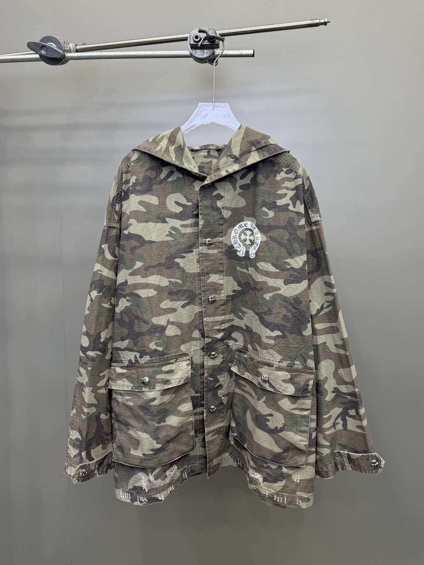 NO:311930,Croxin｜New camouflage wash water windbreaker, 100% cotton super heavy industry, grey cloth camouflage printing, washing water hanging windbreaker, thick and textured hardware, loose style, same style for men and women Size SML, Chrome hearts, alexander wang19860909克罗心｜新款迷彩洗水风衣,百分百棉超级重工,坯布迷彩印花,洗水吊磨风衣,五金厚实有质感,宽松版型,男女同款 尺码SML,,chrome hearts,alexander wang,Women's clothing
