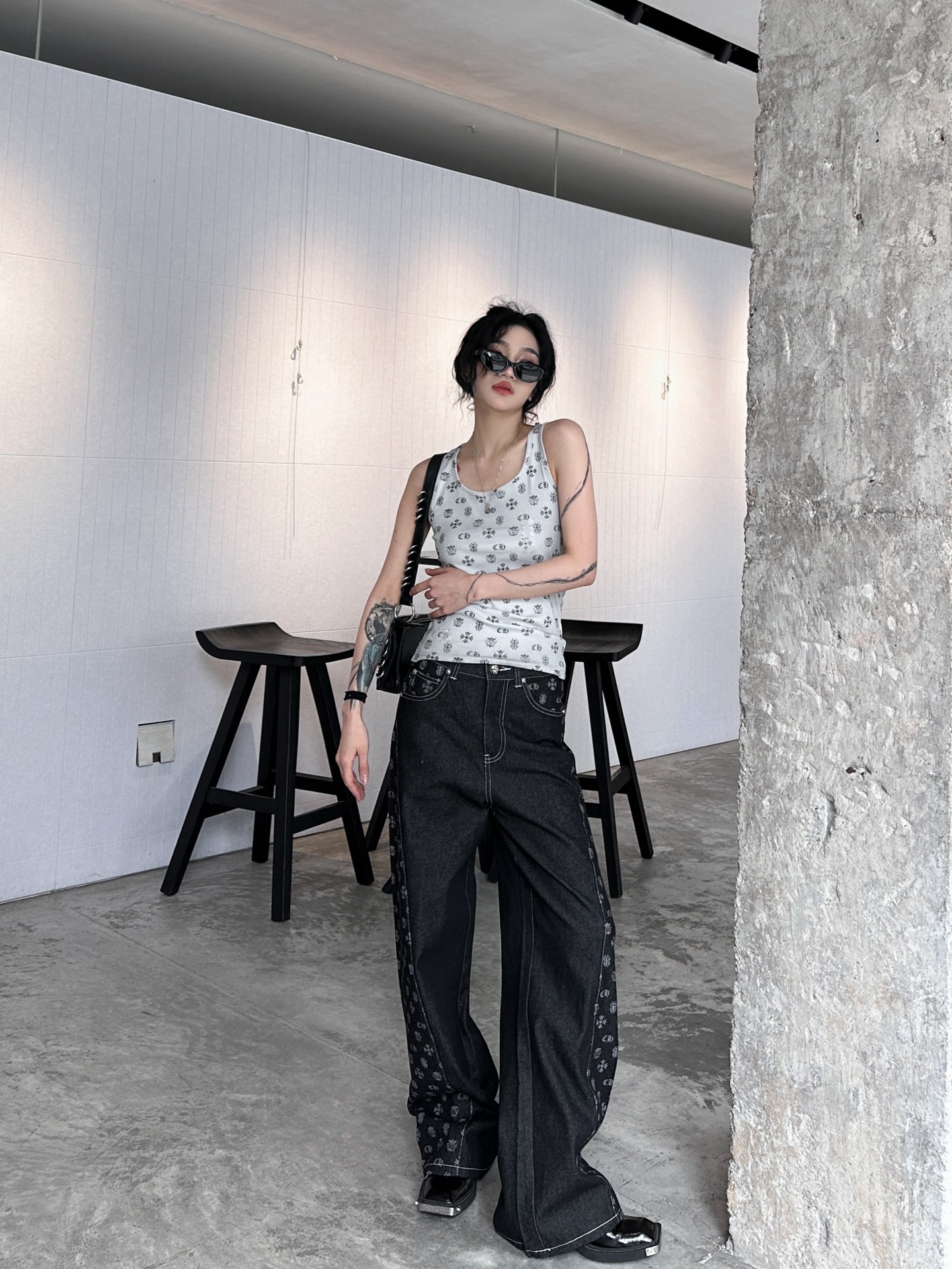 NO:312381,Croxin｜New spliced ​​denim trousers, fixed-dye grey cloth printing process, straight three-dimensional tailoring, full design sense, thick and textured hardware Size SML, chrome hearts, alexander wang19860909克罗心｜新款拼接牛仔长裤,定染坯布印花工艺,直筒立体剪裁,设计感十足,五金厚实有质感 尺码SML,,chrome hearts,alexander wang,Women's clothing