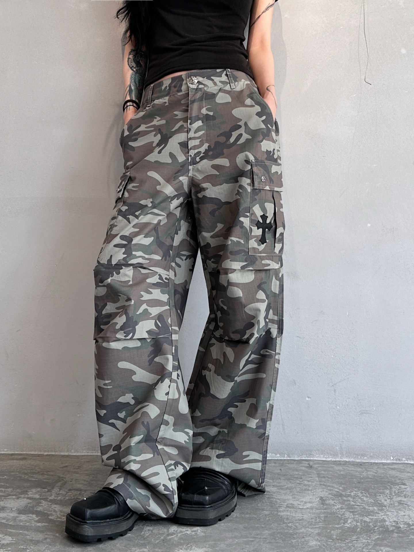 NO:320570,Croxin｜New camouflage overalls, 100% cotton digital grey cloth printing, complex process, workmanship design is not picky at all, not picky about body shape, casual wasteland style full of pull, hardware is super textured, size SML, chrome hearts, alexander wang19860909克罗心｜新款迷彩工装裤,百分百棉数码坯布印花,工艺复杂,工装设计完全不挑风格,不挑身材,休闲废土风拿拉满,五金超有质感,尺码SML,,chrome hearts,alexander wang,Women's clothing