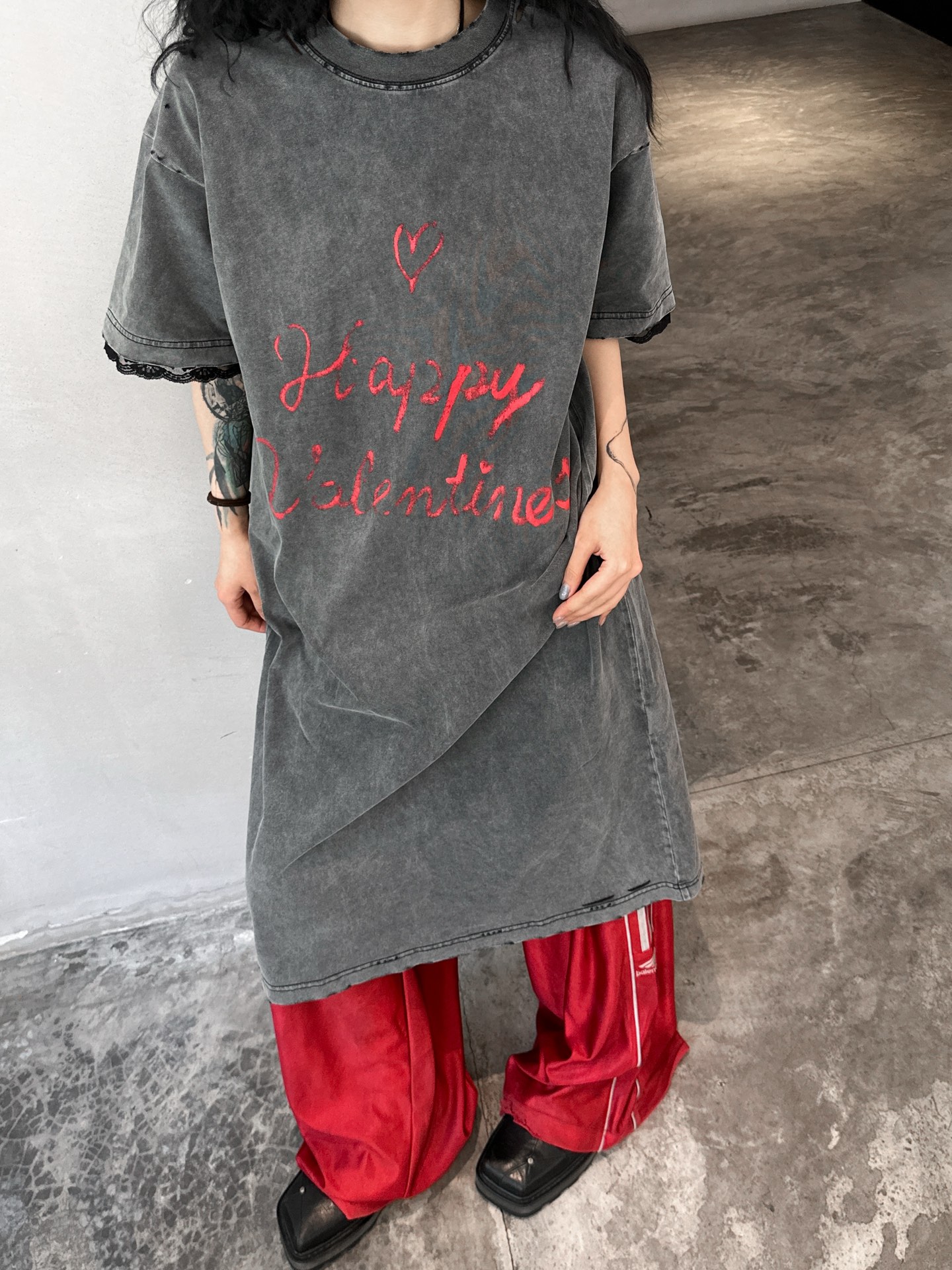 NO:320911,NEW｜Valentine's Day limited t-skirt, pure cotton fabric, soft and comfortable upper body, old and worn, acrylic graffiti design, neckline two-pin reinforcement machine washing and not easy to deform, spliced ​​lace design, size SML, skirts, alexander wang19860909NEW｜情人節限定t裙,纯棉面料,手感柔软上身舒适,整身做旧磨破处理,丙烯涂鸦设计感十足,领口二本针加固机洗不易变形,拼接蕾丝设计,尺码SML,,skirts,alexander wang,Women's clothing