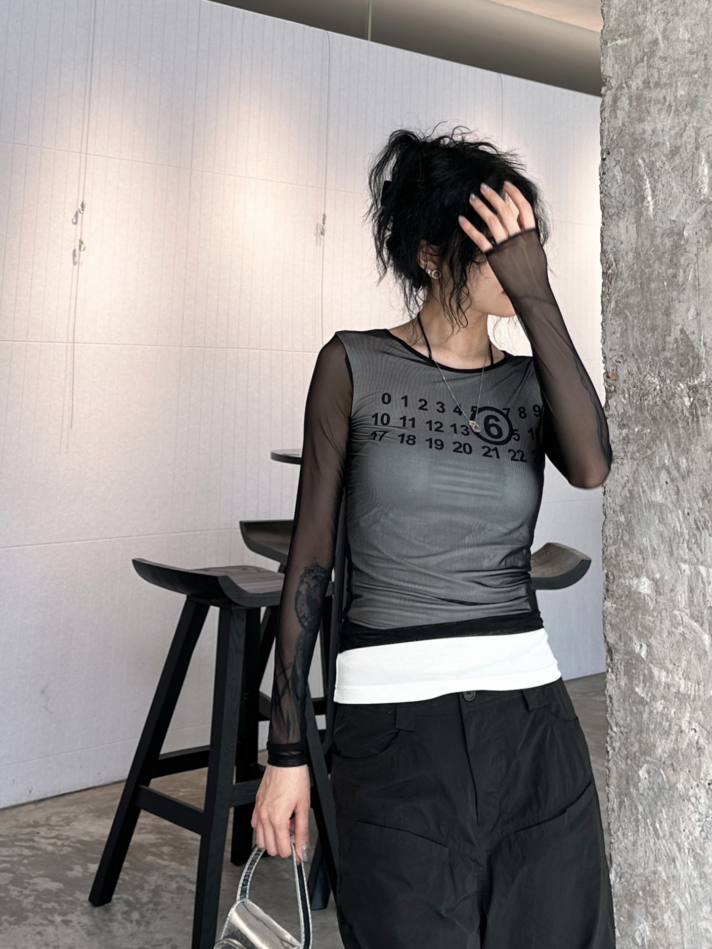 NO:323020,MM6｜New base long sleeves, ultra-high elastic mesh fabric, soft and close-fitting, fake two-piece splicing design, digital printing logo on the chest, small-size slim-fitting not tight, size Sml [Washing instructions are made of silk-specific detergent, water temperature does not exceed 40℃ when washing, squeeze and wash, avoid twisting, should be spread out and dry, do not expose the sun],,masion margiela,alexander wang19860909MM6｜新款打底长袖,超高弹力网纱面料,柔软贴身,拼接假两件设计,胸前数码印花logo,小版型修身不紧身,尺码Sml ［洗涤须知采用丝质专用洗涤剂,洗涤时水温不超过40℃,挤压洗,忌拧绞,宜摊阴干,勿暴晒］,,masion margiela,alexander wang,Women's clothing