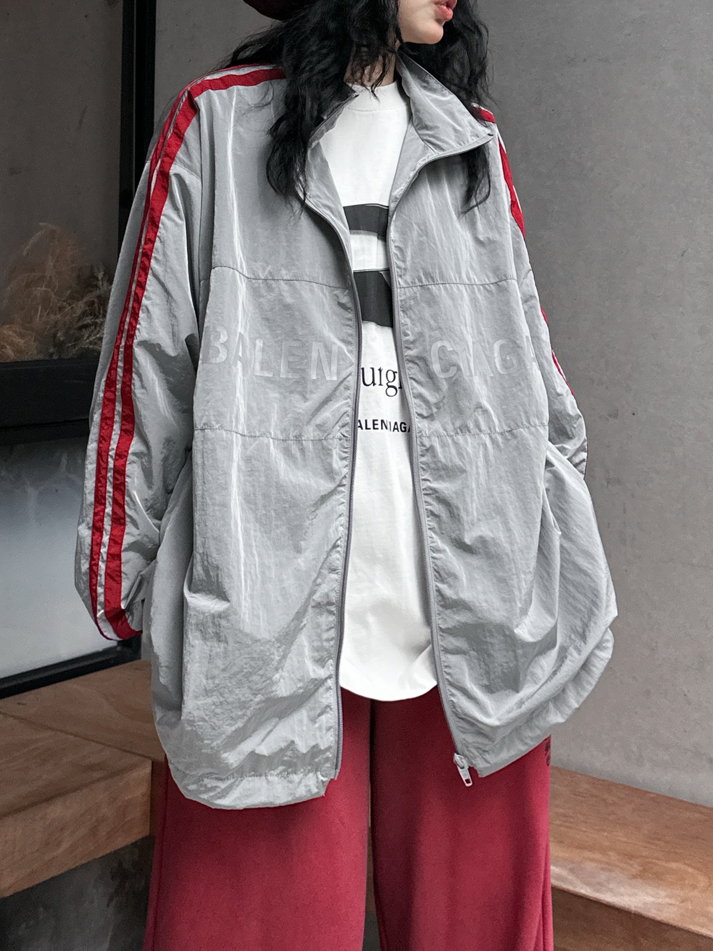 NO:325663,NEW｜New skin clothing, imported technology fiber fabric, ultra-thin breathable sun protection, windbreaker style is very handsome, imported offset printing on the chest, elastic band design on the hem, loose style for men and women, size Sml, alexander wang19860909NEW｜新款皮肤衣,进口科技纤维面料,超薄透气防晒,风衣版型帅气十足,胸前进口胶印,下摆松紧带设计,宽松版型男女同款,尺码Sml,,alexander wang,Women's clothing