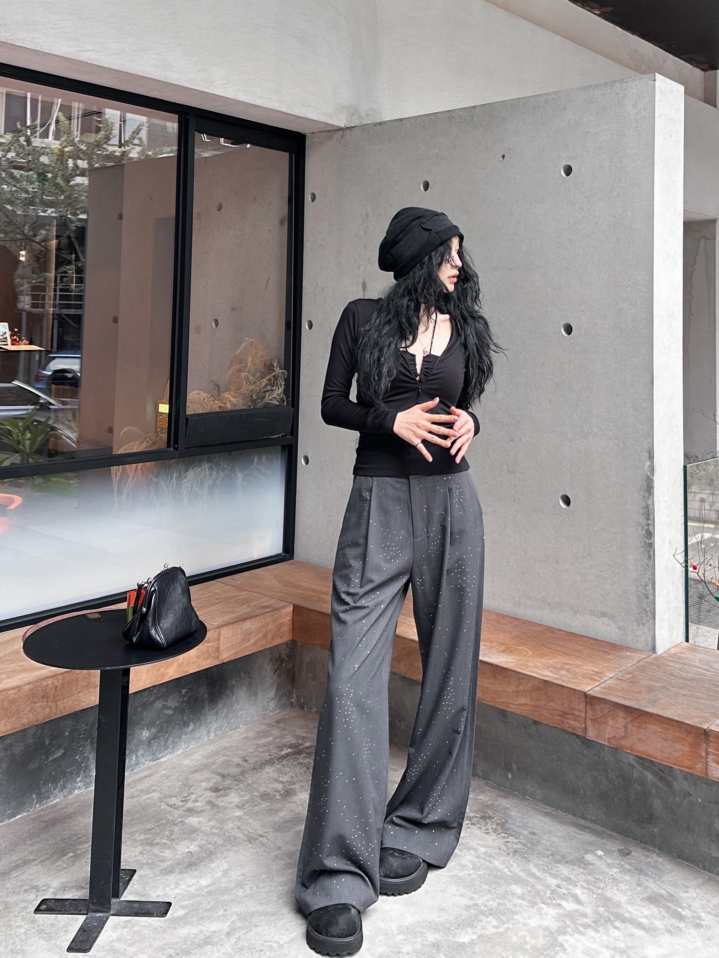 NO:325665,AW｜New full-diamond trousers, wool fabric has texture, three-dimensional cutting style is excellent, the whole body is the same color hot diamond, the flash texture is full, the size Sml [Washing instructions: Crystal diamond scratching cloth is small, and slight drilling is normal. Wool fabric is recommended to dry cleaning and should not be exposed to the sun], alexander wang19860909AW｜新款满钻长裤,羊毛面料有质感,立体剪裁版型超棒,整身重工同色烫钻,爆闪质感满分,尺码Sml ［洗涤须知水晶钻抓布面积小,轻微掉钻属正常现象.羊毛面料,建议干洗,不宜暴晒］,,alexander wang,Women's clothing