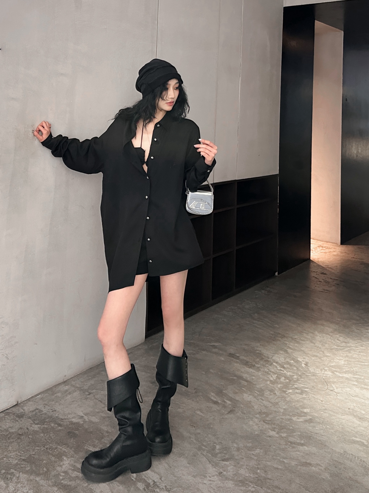 NO:325680,Croxin｜New shirt, heavyweight Tencel denim fabric, comfortable, soft and delicate, exquisite and detailed physical details, full-scale combination heavy industry high-temperature diamond-drilling logo decoration, loose style for men and women, size sml [Washing instructions are made of silk special detergent, the water temperature should not exceed 40℃ during washing, squeeze and wash, avoid twisting, should be spread out and dry, do not expose the sun],,chrome hearts,shirts,alexander wang19860909克罗心｜新款衬衫,重磅天丝牛仔面料,手感舒适柔软细腻,实物细节处理精致满分,整身配重工高温烫钻logo装饰,宽松版型男女同款,尺码sml ［洗涤须知采用丝质专用洗涤剂,洗涤时水温不超过40℃,挤压洗,忌拧绞,宜摊阴干,勿暴晒］,,chrome hearts,shirts,alexander wang,Women's clothing