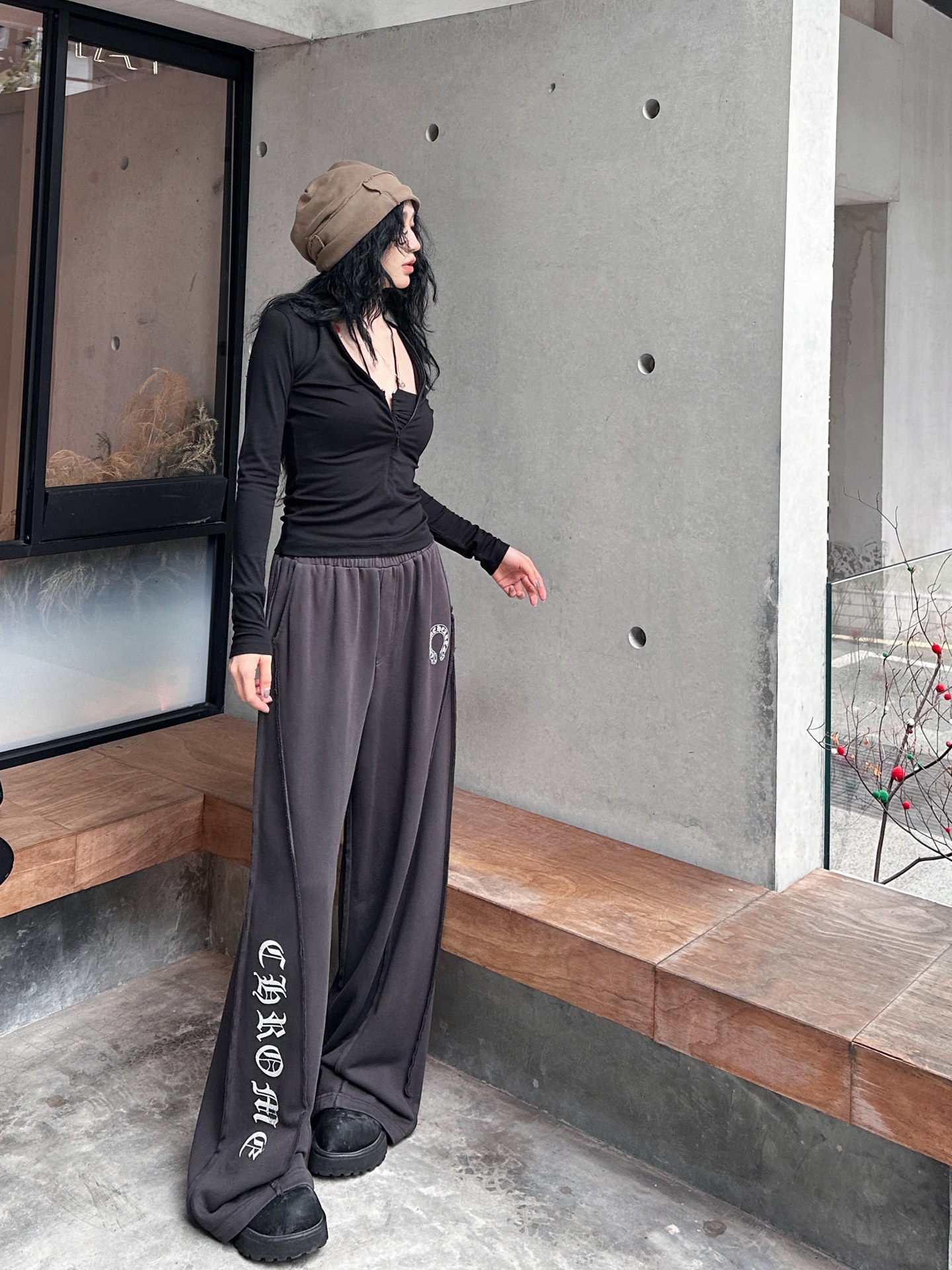 NO:325692,Croxin｜New trousers, pure cotton fabric is soft and comfortable, old washing feels full of craftsmanship, three-dimensional tailoring design, loose style and slimming, size Sml, chrome hearts, alexander wang19860909克罗心｜新款长裤,纯棉面料柔软舒适,做旧水洗工艺感十足,立体剪裁设计,宽松版型显瘦满分,尺码Sml,,chrome hearts,alexander wang,Women's clothing