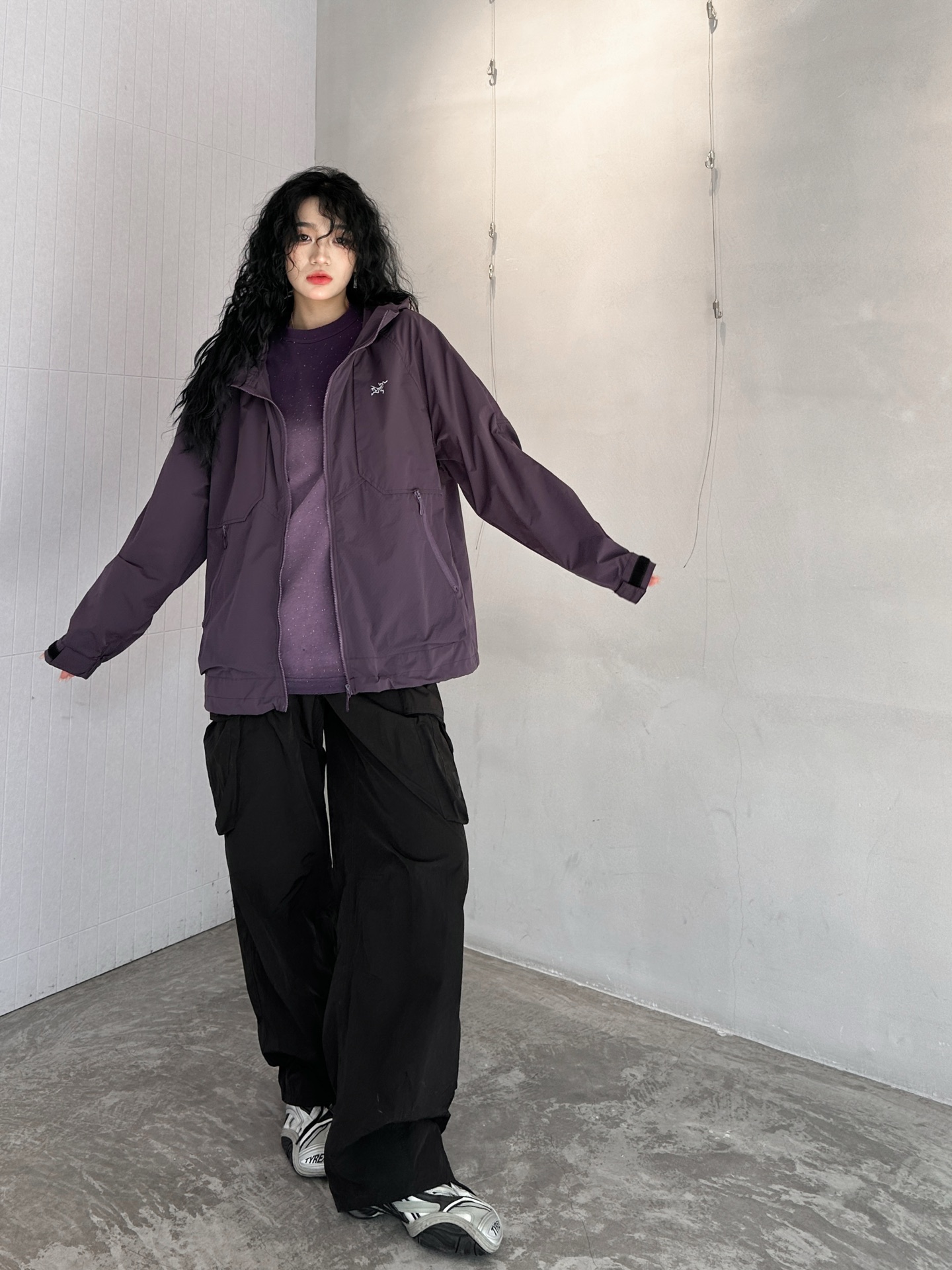 NO:326219,ARC｜New windbreaker, imported composite fiber fabric, light, breathable, wide and stylish, dark textured surface cloth feels three-dimensional, spliced ​​tool pockets, outdoor function full of wind, hem drawstring windproof, dark bag design practicality, size Sml [Washing instructions polyester fiber should be washed with cold water or warm water, the dark colors should be separated, the shade should be dried during drying, and should not be exposed to the sun to avoid wrinkles], alexander wang19860909ARC｜新款冲锋衣,进口复合纤维面料,轻薄透气挺阔有型,暗纹面布手感立体,拼接工装口袋户外机能风满满,下摆抽绳防风,暗袋设计实用性拉满,尺码Sml ［洗涤须知聚酯纤维 宜用冷水或温水洗涤,深浅颜色分开,晾晒时宜阴干,不可暴晒以免生皱］,,alexander wang,Women's clothing