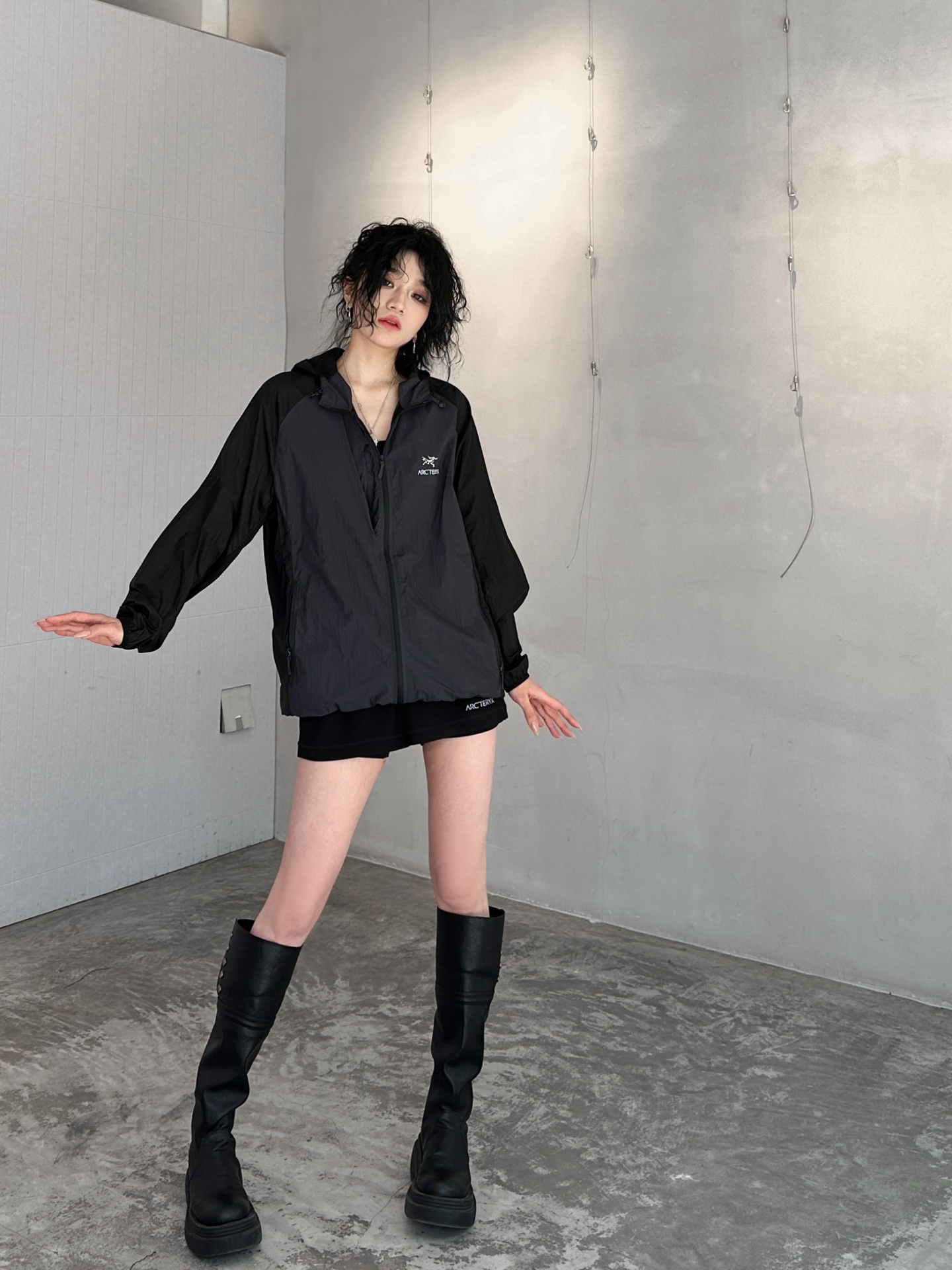 NO:317368,ARC｜New skin clothing, imported technology fiber fabric, customized contrasting dark pattern printing design, ultra-thin breathable sun protection, windbreaker style is very handsome, classic printed logo decoration on the chest, elastic band on the hem, loose style for men and women, size Sml [Washing instructions: Polyester fiber should be washed with cold water or warm water, the dark and light colors should be separated, the shade should be dried during drying, and not exposed to the sun to avoid wrinkles], alexander wang19860909ARC｜新款皮肤衣,进口科技纤维面料,定制撞色暗纹印花设计,超薄透气防晒,风衣版型帅气十足,胸前经典印花logo装饰,下摆松紧带,宽松版型男女同款,尺码Sml ［洗涤须知聚酯纤维 宜用冷水或温水洗涤,深浅颜色分开,晾晒时宜阴干,不可暴晒以免生皱］,,alexander wang,Women's clothing