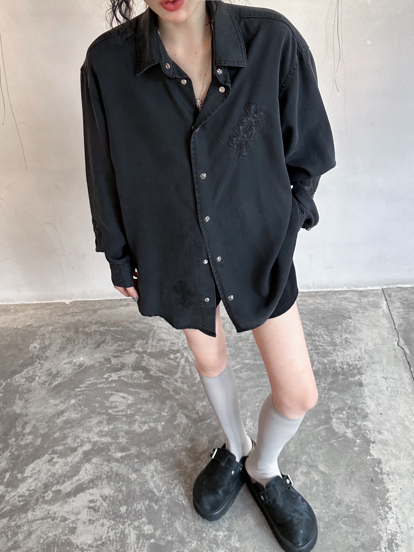 NO:317362,Croxin｜New shirt, heavyweight Tencel denim fabric, comfortable, soft and delicate, exquisite and detailed physical details, full-scale combination heavy industry leather logo decoration, loose style for men and women, size sml [Washing instructions are made of silk special detergent, the water temperature should not exceed 40℃ during washing, squeeze and wash, avoid twisting, should be spread out and dry, do not expose the sun],,chrome hearts,shirts,alexander wang19860909克罗心｜新款衬衫,重磅天丝牛仔面料,手感舒适柔软细腻,实物细节处理精致满分,整身配重工皮质徽标装饰,宽松版型男女同款,尺码sml ［洗涤须知采用丝质专用洗涤剂,洗涤时水温不超过40℃,挤压洗,忌拧绞,宜摊阴干,勿暴晒］,,chrome hearts,shirts,alexander wang,Women's clothing