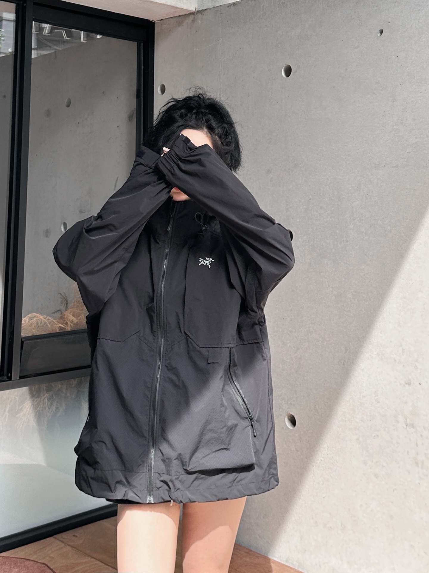 NO:317376,ARC｜New windbreaker, imported composite fiber fabric, light, breathable, wide and stylish, dark textured surface cloth feels three-dimensional, spliced ​​tool pockets, outdoor function full of wind, hem drawstring windproof, dark bag design practicality, size Sml [Washing instructions polyester fiber should be washed with cold water or warm water, the dark colors should be separated, the shade should be dried during drying, and should not be exposed to the sun to avoid wrinkles], alexander wang19860909ARC｜新款冲锋衣,进口复合纤维面料,轻薄透气挺阔有型,暗纹面布手感立体,拼接工装口袋户外机能风满满,下摆抽绳防风,暗袋设计实用性拉满,尺码Sml ［洗涤须知聚酯纤维 宜用冷水或温水洗涤,深浅颜色分开,晾晒时宜阴干,不可暴晒以免生皱］,,alexander wang,Women's clothing