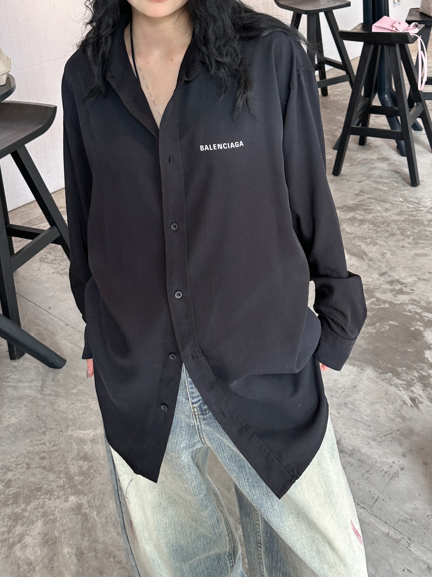 NO:317372,NEW｜New shirt, heavyweight Tencel denim fabric, comfortable, soft and delicate, exquisite and detailed physical details, imported three-dimensional plain embroidery decoration on the chest, loose style for men and women, size sml [Washing instructions are made of silk-specific detergent, the water temperature should not exceed 40℃ during washing, squeeze and wash, avoid twisting, should be spread out and dry, do not expose the sun],,shirts,alexander wang19860909NEW｜新款衬衫,重磅天丝牛仔面料,手感舒适柔软细腻,实物细节处理精致满分,胸前进口立体平纹刺绣装饰,宽松版型男女同款,尺码sml ［洗涤须知采用丝质专用洗涤剂,洗涤时水温不超过40℃,挤压洗,忌拧绞,宜摊阴干,勿暴晒］,,shirts,alexander wang,Women's clothing