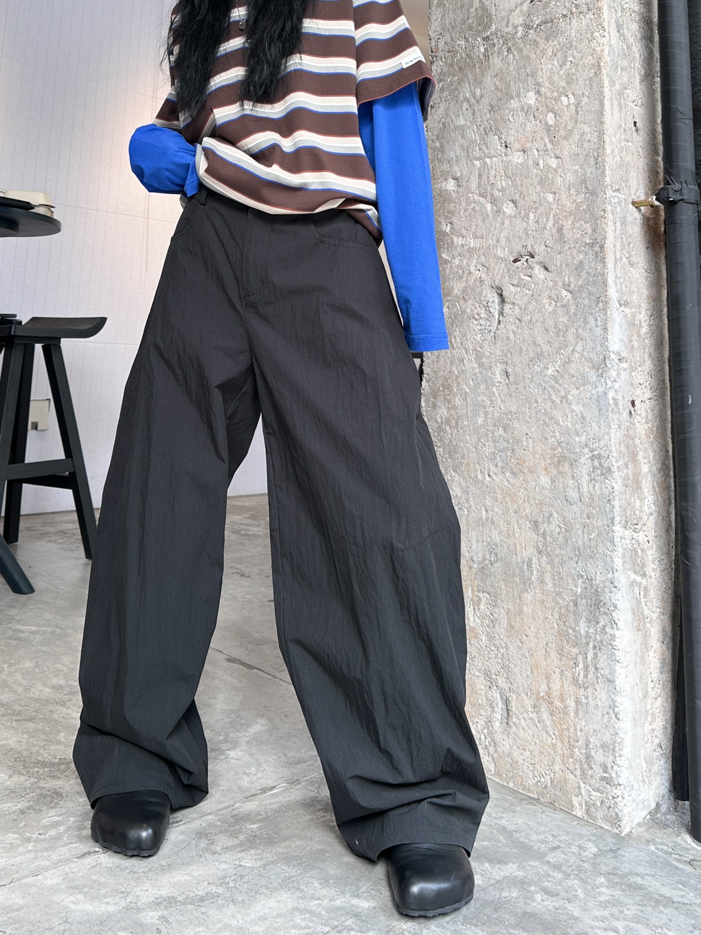 NO:317363,ACNE｜New trousers, recycled nylon fabric has its own luster and texture, open mold custom button details and craftsmanship, special texture and unique and stylish size Sml [Washing instructions: Polyester fiber should be washed with cold water or warm water, the dark and light colors should be separated, and the shade should be dried during drying, and should not be exposed to the sun to avoid wrinkles],,acne studios,alexander wang19860909ACNE｜新款长裤,再生尼龙面料自带光泽有质感,开模定制纽扣细节工艺拉满,特殊肌理感独特有型尺码Sml ［洗涤须知聚酯纤维宜用冷水或温水洗涤,深浅颜色分开,晾晒时宜阴干,不可暴晒以免生皱］,,acne studios,alexander wang,Women's clothing