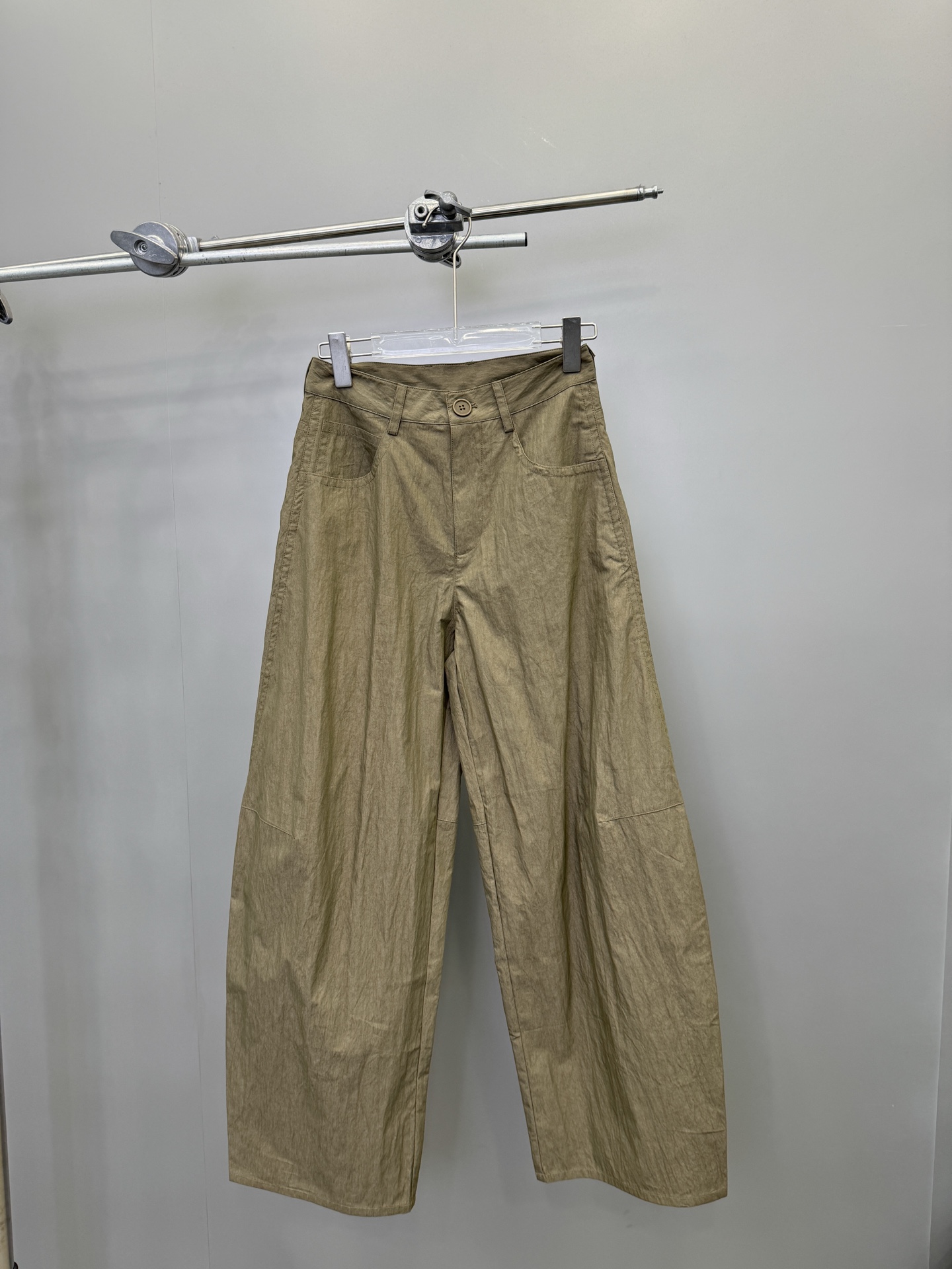 NO:317357,ACNE｜New trousers, recycled nylon fabric has its own luster and texture, open mold custom button details and craftsmanship, special texture and unique and stylish size Sml [Washing instructions: Polyester fiber should be washed with cold water or warm water, the dark and light colors should be separated, and the shade should be dried during drying, and should not be exposed to the sun to avoid wrinkles],,acne studios,alexander wang19860909ACNE｜新款长裤,再生尼龙面料自带光泽有质感,开模定制纽扣细节工艺拉满,特殊肌理感独特有型尺码Sml ［洗涤须知聚酯纤维宜用冷水或温水洗涤,深浅颜色分开,晾晒时宜阴干,不可暴晒以免生皱］,,acne studios,alexander wang,Women's clothing