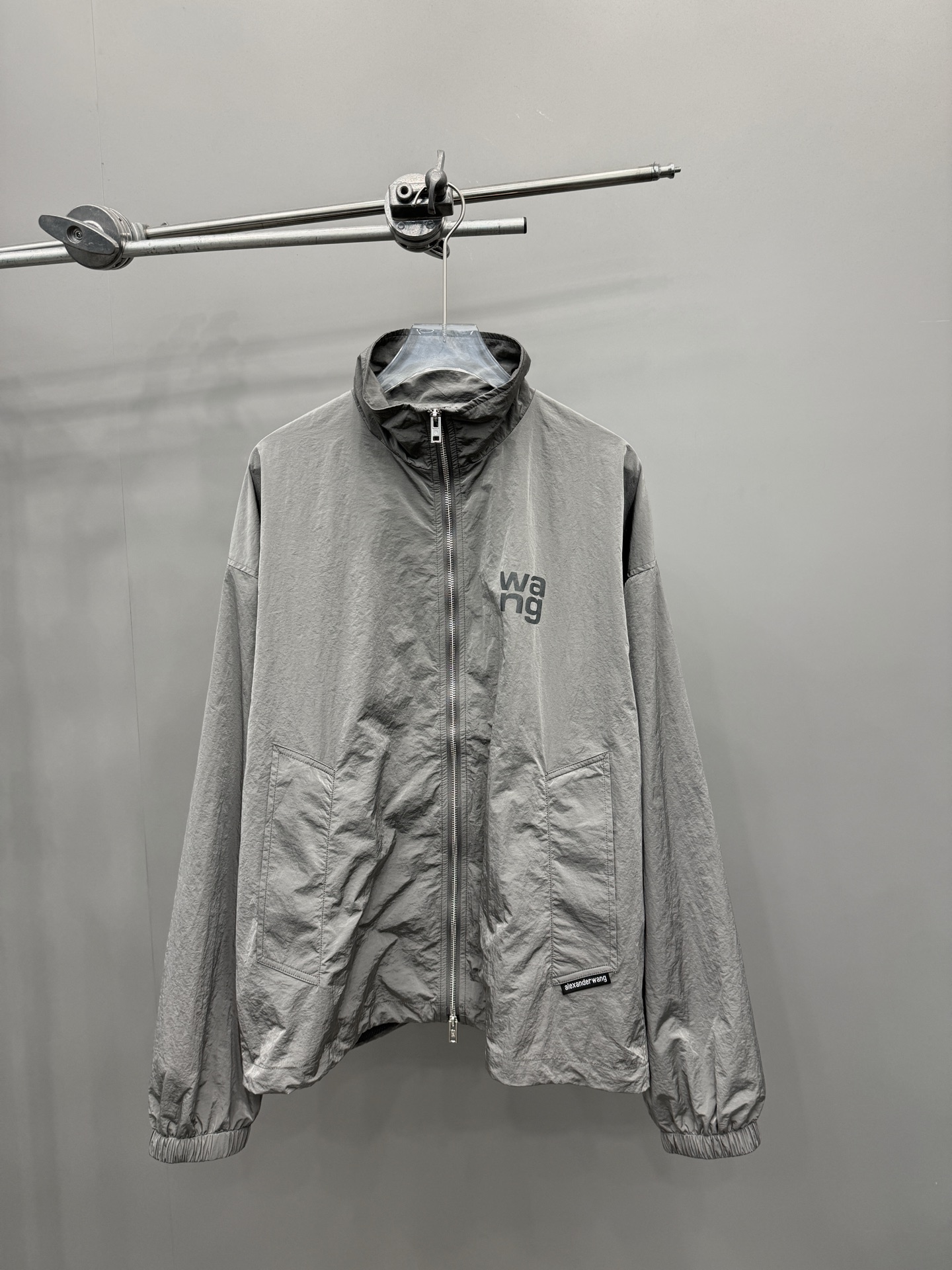 NO:317354,AW｜New windbreaker jacket, recycled nylon fabric, mesh breathable inner liner sports and casual, three-dimensional offset logo design on the chest, adjustable drawstring on the hem, size Sml, jackets & coats, alexander wang19860909AW｜新款风衣外套,再生尼龙面料,网状透气内胆运动休闲,胸前搭配立体胶印logo设计,下摆抽绳可调节,尺码Sml,,jackets & coats,alexander wang,Women's clothing