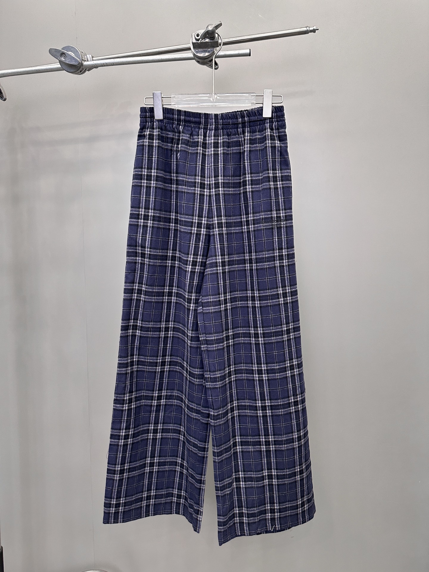 NO:317351,Pants NEW｜New set of grinding cotton fabric soft, comfortable, light and breathable, fixed dyeing plaids are versatile and easy to wear, matched with the latest patch embroidery logo, full of design, loose style, same style for men and women, size Sml, alexander wang19860909裤子 NEW｜新款套装磨毛棉面料柔软舒适轻薄透气,定染格纹百搭好穿,搭配最新贴布绣logo设计感十足,宽松版型男女同款,尺码Sml,,alexander wang,Women's clothing